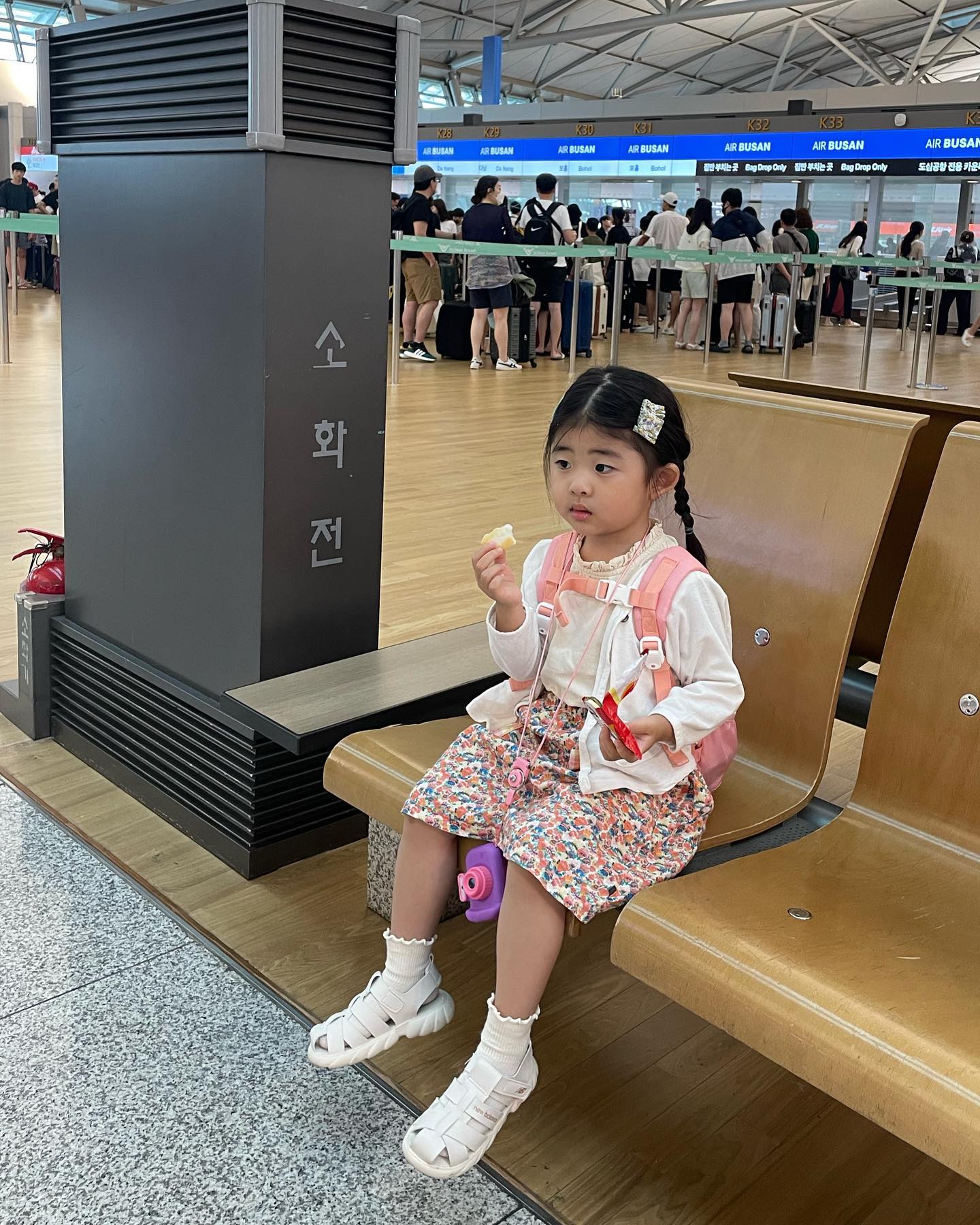 재이랑 나트랑✈️

이제야, 남기는 여름휴가
이재이랑 첫 해외여행
재이도 신나는지 비행기가 이륙할때까지
신이나있었다🥰

마일리지 표가 그때밖에 없는 관계로
재이방학보다 빨리떠난 여름휴가✈️

공항가서도 신난 이재이
비행기 타기 전에도 신난 이재이
비행기 타고도 신난 이재이

키즈헤드폰은 혹시 몰라 준비했는데
갈때 유튜브 1개 보고 주무셔서
많이 쓰진 못했지만 앞으로 잘 쓸 것 같다

여튼 이륙하고 유튜브 1개 보시고
도착할때까지 내내 잘 자준 재이에게 고맙❤️
4-5시간 비행에 새벽에 도착해서도
짜증안내고 잘 따라와준 재이에게 고맙

밤비행기라 힘들진 않을까,
유모차도 짐이 될 것 같아 안들고갔는데
괜찮을지ㅋㅋ
가서 아플까봐도 걱정이었지만

그래도 재이랑 첫 해외여행이라
나도 너무 신났던 우리의 여름휴가💚

#나트랑 #나트랑여행 #아이랑여행 #아이랑 #아이랑가볼만한곳 #가족여행