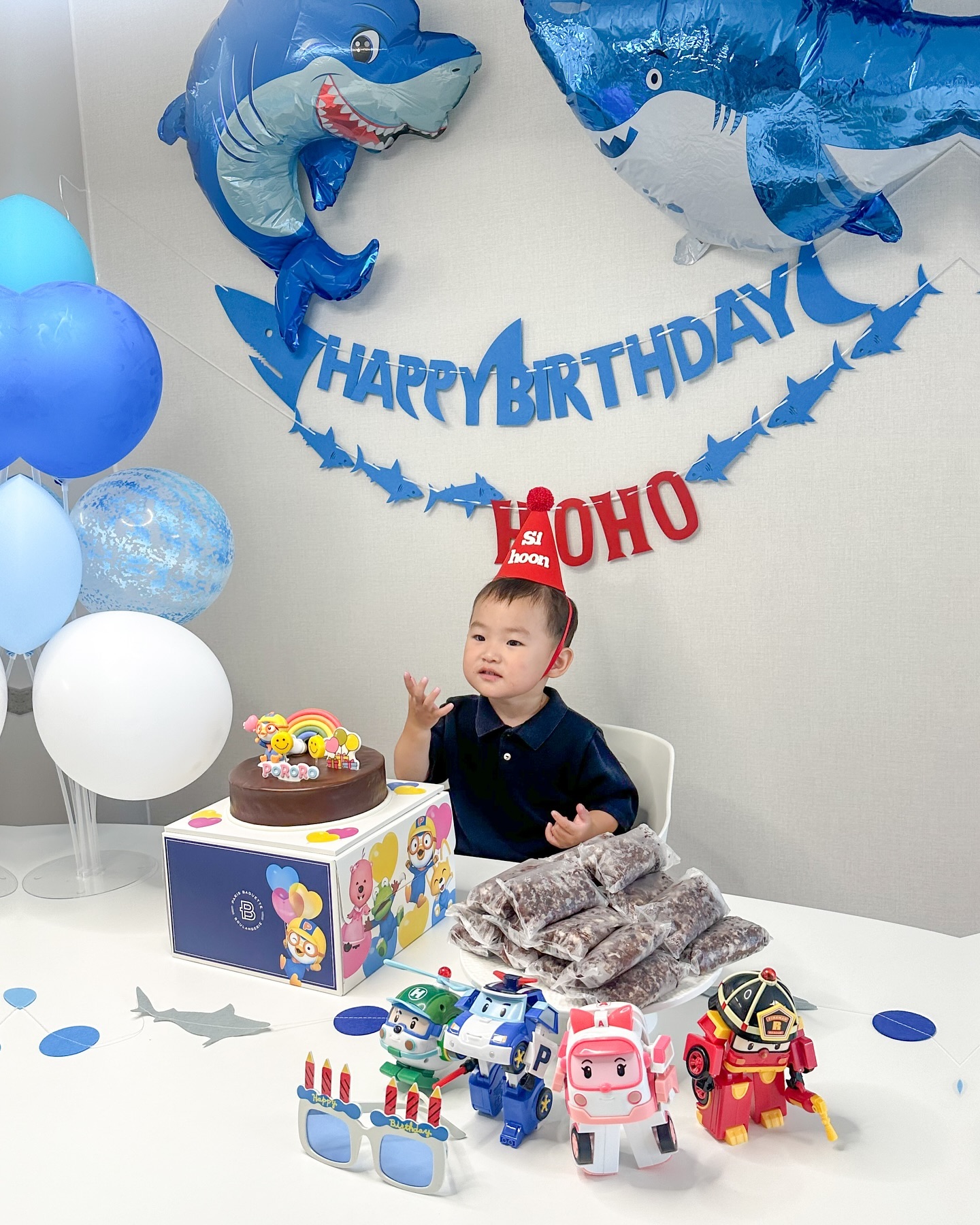 🎂

귀여운 내 작은 아깅이의 두번째 생일 💙🤍💙🤍

건민이 태어난지 10갤만에 둘째 임신 사실을 알게되고
기쁨 보다는 건민이한테 미안한 맘이 더 컷고
태교는 커녕 육아하기 바빴는데
낳아보니 세상 유니콘 베이뷔 👶🏻❣️

키우다보니 요 예쁜 애를 안낳았음 
어쩔뻔했나 싶은 울집 둘찌 아들 시훈이 💙
건강하게만 커라 ✨

🐬너무 예쁜 파티 용품 세트는 _ssokssok_ 🩵

#생일#두번째생일#생일파티#파티용품#파티용품세트
#상어#뽀로로케이크#폴리#총집합#아들생일상