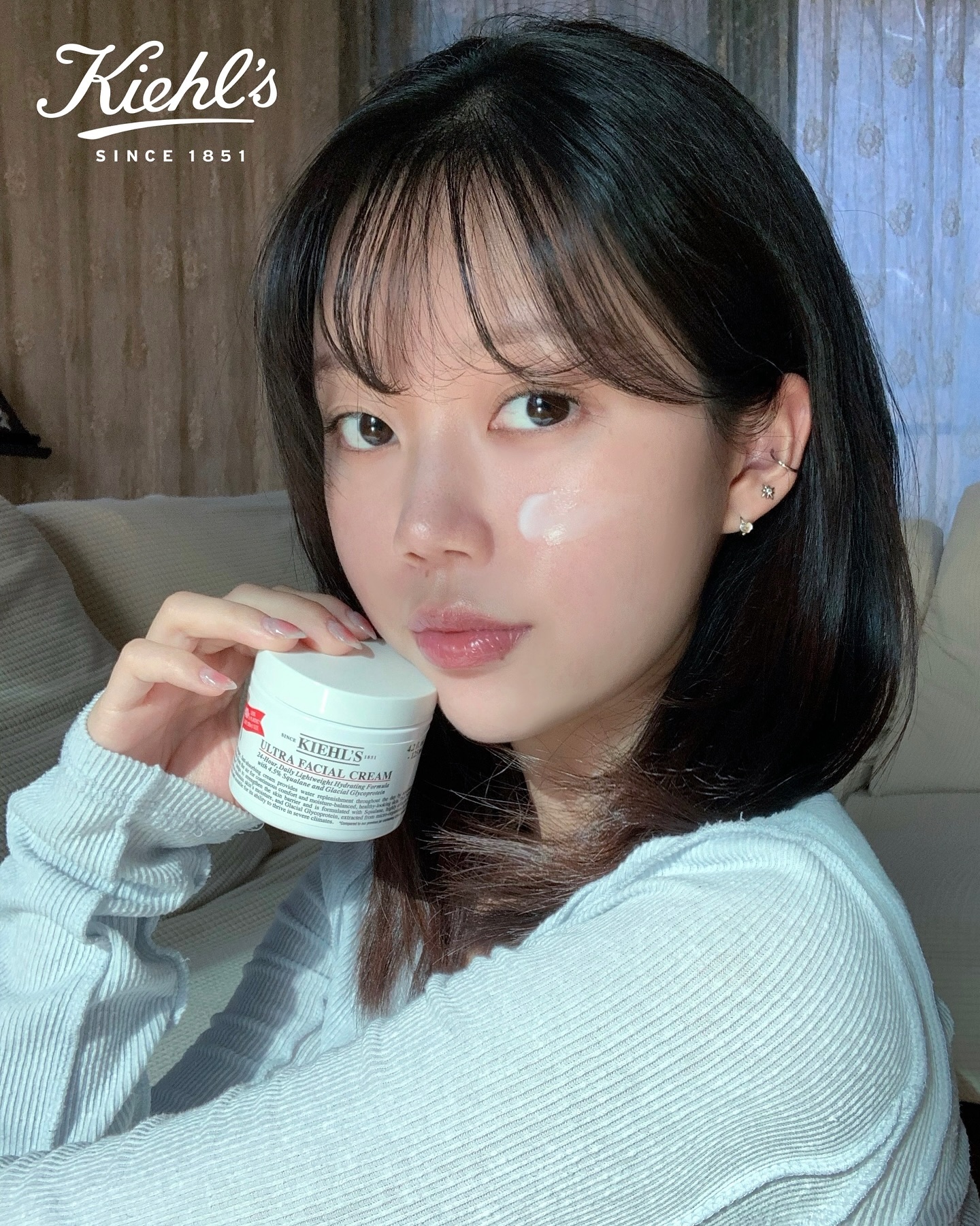 #광고
건조한 겨울❄️피부 장벽을 지켜줄 kiehlskorea 의
15년 연속 NO.1 #국민수분크림 #울트라훼이셜수분크림 🧴

건조하고 홍조있는 피부도 따갑지 않고
붉은기도 잠재워주면서 수분 충전💦
겉도는 유분감 없이 실키하게 마무리되어서
화장 전에 바르기에도 굿🥹

속깊은 수분 침투력으로 피부 15층⁵까지 강력하게
보습해주고 72시간⁴ 뒤에도 피부를 촉촉하게 유지해준대요🍀
또 피부 열감,붉은기에도 효과적이라 바른 즉시
붉은기가 줄어든걸 볼 수 있어서 효과 좋다 느꼈다는..🫢

(*결을 보여주고 싶어서 진짜 생얼 촬영 강행...)

꾸준히 사용해서 홍조가 없어지는 그날까지⭐️
#키엘 #제품협찬 #키엘수분크림 

*L’Oreal Korea는 Kantar Worldpanel Division 뷰티 패널 서비스를 통해 한국 기초 화장품 시장 내 수분 크림 유형의 성과에 대해서 2009년 9월
14일 ~ 2024년 9월 8일 까지 Kantar Worldpanel Division 이 보고한 데이터를 부분 참조하였습니다. (Copyright © Worldpanel , Kantar 2024)
4) 18-65세 여성 29명 대상으로 제품 도포 후 72시간 뒤 무도포 부위와 비교하여 진햏한 기기평가 결과
5)피부 15층은 각질층에 한함. 18-40세 여성 29명 대상, 피부 장벽에 자극을 가한 후 무도포 부위와 도포 부위를 비교하여 진행한 기기평가 결과