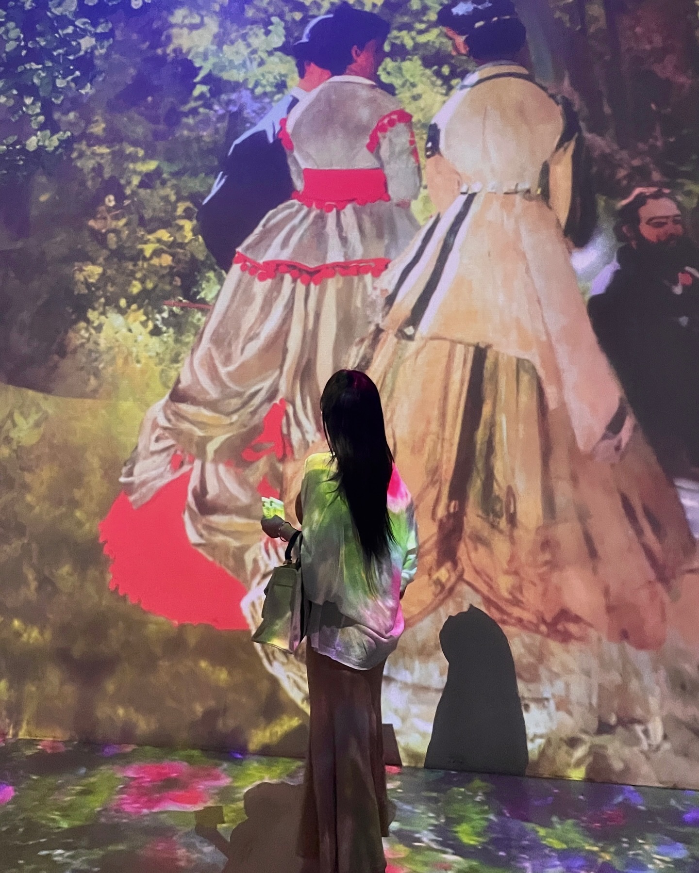 🖼️<모네 인 서울> 🪷 전시 보고 홍대에서 놀래 ? 💓 • 협찬

이번에 홍대 띠아트에서 열리는 
<모네 인 서울> 전시는 
클로드 모네가 그린 150여점의 작품들과
프랑스 현지 나레이션 녹음을 활용해
음악, 모션그래픽, 엔지니어 등
각 분야의 아티스트들이 협업하여
제작한 스토리몰입형 미디어아트 전시에요.

기존 몰입형 미디어아트 형식에서 벗어난, 
오직 띠아트에서만 경험 할 수 있는
특별한 미디어아트 전시랍니다 ! ✨

전시는 하루에 12회차 진행 되고
방문 시간 인접 회차로 입장 가능해요.
회차당 45분 정도 소요되니
꼭 타임테이블 체크 후 방문하시는 걸 추천드려요.🤍

곳곳에 예쁜 포토존이 마련 되어 있어서
사진도 많이 남길 수 있었어요.☺️
시원한 곳에서 좋은 음악을 들으며 
모네의 일생을 실감나게 감상하고 싶은 분들께
띠아트 <모네 인 서울> 추천드려요.💖

예약 링크 👇🏻
https://booking.naver.com/booking/5/bizes/1113185

-
[전시 정보]

전시 명: <모네 인 서울>
일반티켓 가격: 15,000원
예매처: 네이버, 인터파크, 위메프
전시기간: 2024년 05월 03일(금) ~ OPEN RUN
운영시간: 오전 11시 ~ 오후 8시 (오후 7시 매표 및 입장 마감)

🎨 띠아트
🏷️ thart_official 
📍서울 마포구 와우산로21길 20-11 지하층
📞 070-8829-9894

#모네인서울 #6월전시회 #7월전시회 #모네인서울할인 #모네인서울예매방법 #모네인서울썸머할인 #서울미디어아트전시 #홍대전시회 #띠아트모네인서울 #클로드모네 #띠아트 #서울전시회 #서울전시추천 #미디어아트추천 #모네전시회 #7월전시추천 #홍대데이트 #데이트코스 #클로드모네전시 #모네인사이드 #모네띠아트 #미디어아트전시 #6월전시추천 #연휴전시추천 #클로드모네 #수련 #인상해돋이 #산책 #서울여행
