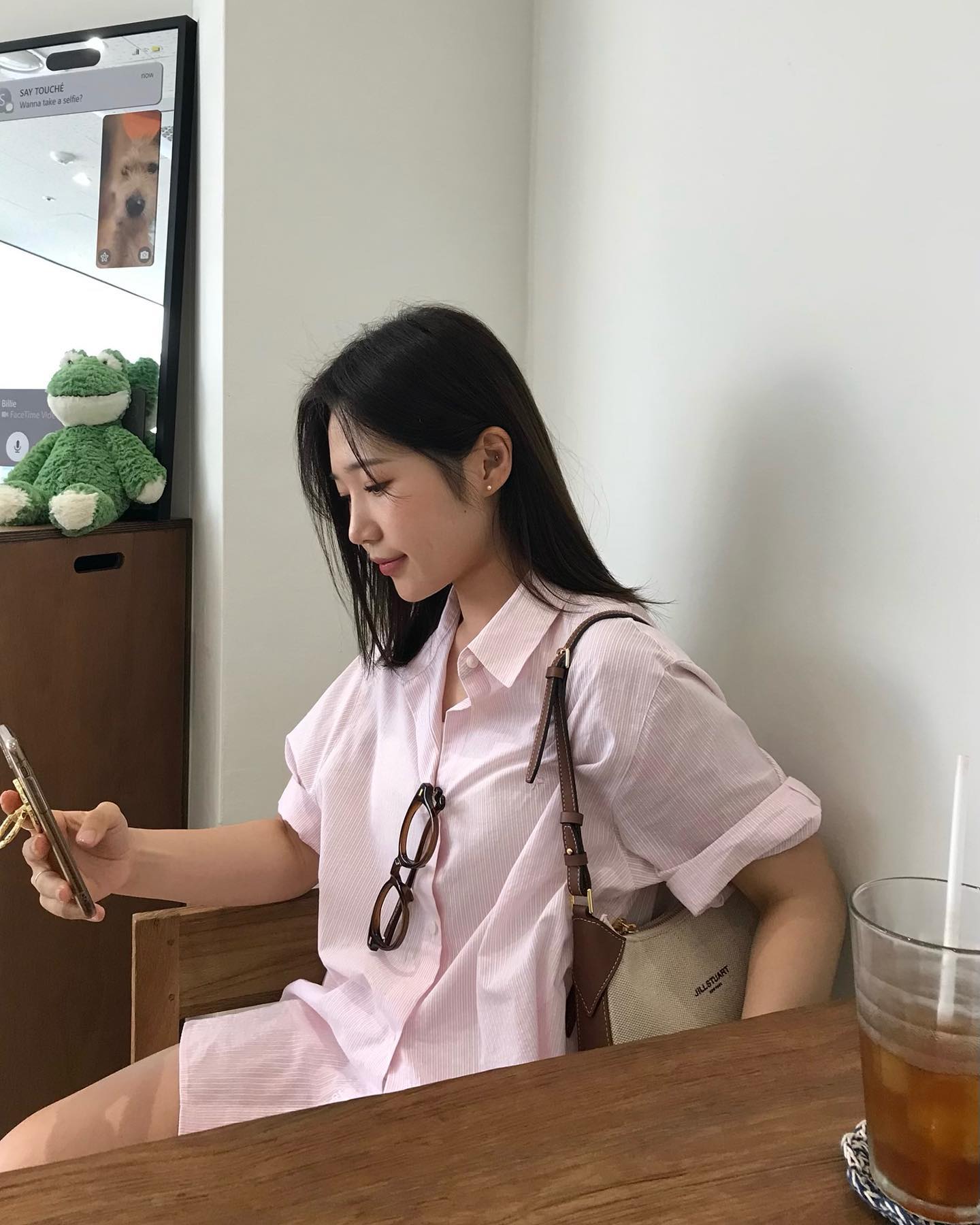 #광고
여름엔 몸에 달라붙지 않는 소재가 최고잖아요👋🏻
빳빳한 셔츠 느낌이 아니라 몸에 닿는 촉감도 좋았구
소매가 넓어서 바람도 잘 통하니 시원하더라구요🐬
컬러도 시원해 보이는 밝은 핑크색이라 마음에 쏙 들어요..🤍

#올젠 #올제너 #올웨이즈셔츠 #olzen #olzener #OlwaysShirt #데일리룩 #출근룩 #핑크셔츠 #스트라이프셔츠 #여름셔츠