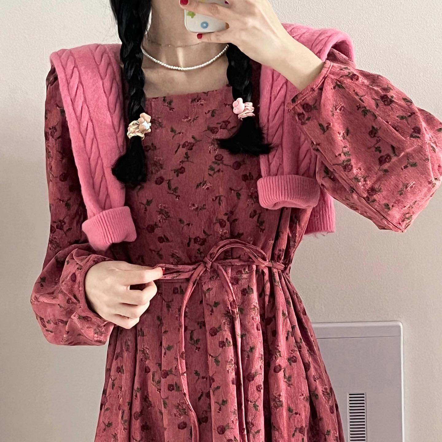 빈티지 러블리룩 가져왔어🌷쥬쥬 엠비티아이 검사했는데 P.I.N.K 나왔더라구 . . *^^*공주들 엠비티아이는 다 그렇게 나온다는데 역시 쥬쥬도 이걸로 다시 한번 진정한 공주 인정했다 쥬쥬들도 얼른 해 봐💗 원피스 재질이 코듀로이 느낌이라 보들 따뜻하고,, 요즘같은 날씨에 완전 딱 인 걸 ? ⸝⸝ ᷇࿀ ᷆⸝⸝ 쥬쥬 이제 일해야지 안넝❤ᩚ︎