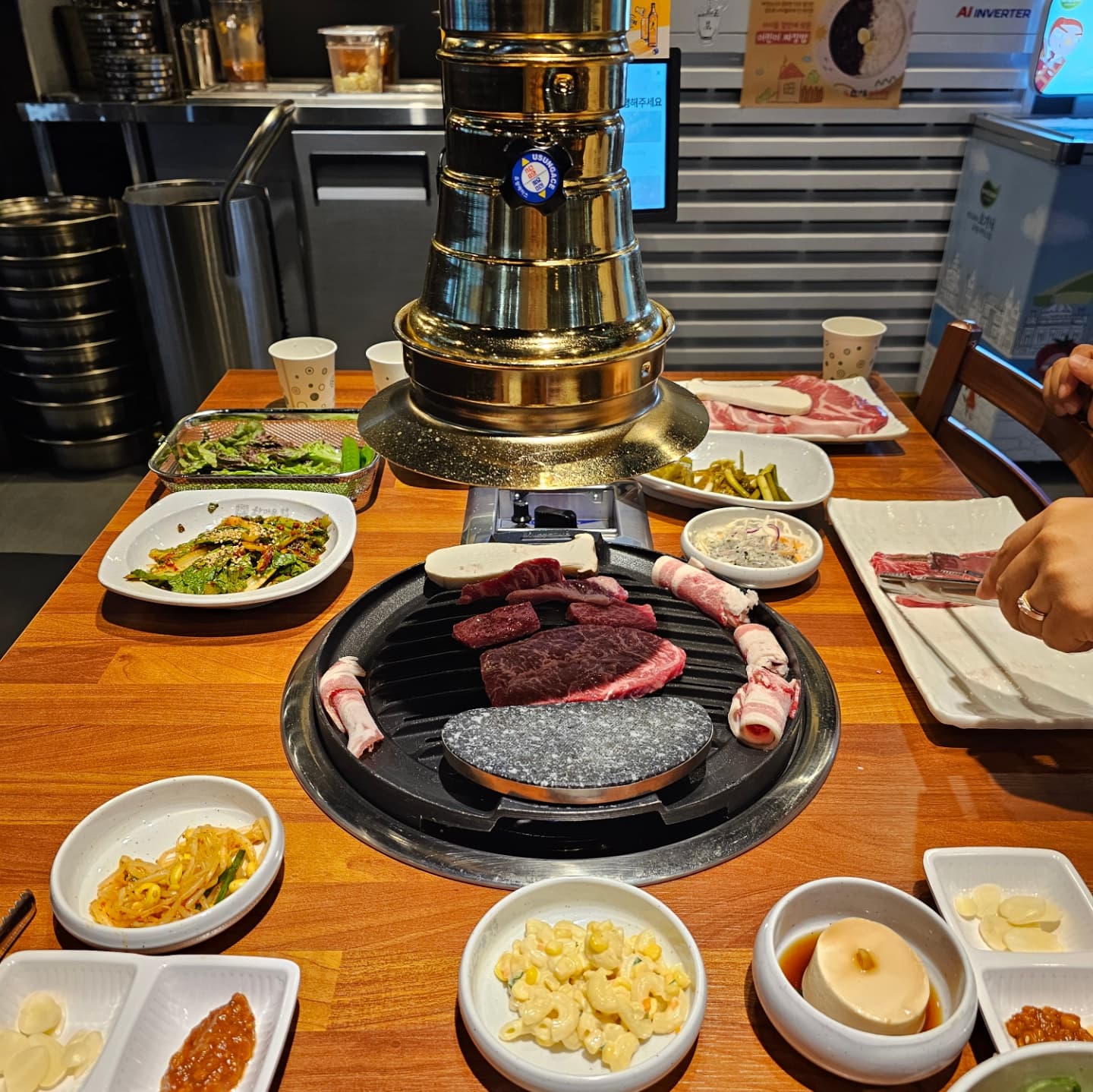 대구 칠곡 키즈동반 대형놀이방 식당 😍
아이들있는집 외식하기 찰떡인곳!
가성비 좋고 퀄리티 좋은 돼지고기, 소고기 다 먹을수 있고
알찬 밑반찬에 다양한 사이드메뉴들까지 👐🏻
친환경놀이방이라 안심이고 놀이시설 넘 잘되어있어서
아이들은 즐겁고 어른들은 편하게 식사할수있는
#칠곡한마음정육식당
#칠곡3지구고기집
#칠곡3지구놀이방식당
#대구한마음정육식당
