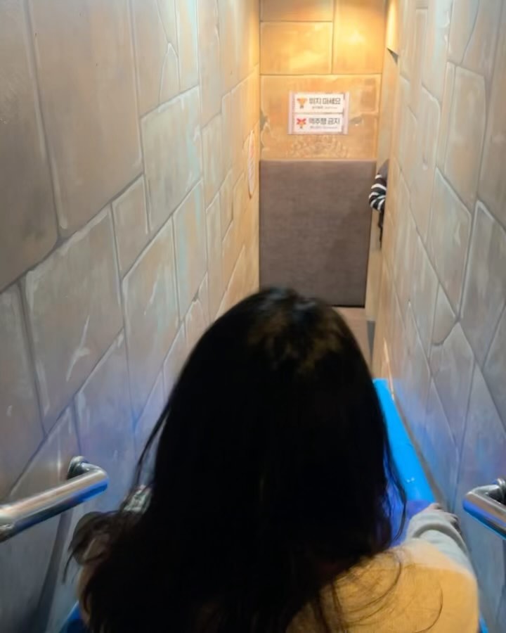 다양한 종류의 미션을 깨고 넘어가는 액티비티한 인사동데이트 코스에요.서울여행 가서 재밌게 놀려면 여기 붙어라👍🏻👍🏻
액티비티 활동적인 데이트 다이나믹메이즈 뿌셔 ( ❛ᴗ❛ ) ❤️
✔️이색데이트코스 < 다이나믹메이즈 인사동 >
✔️종로3가역 5번출구에서 200M <1,3,5호선> 타고 올 수 있고탑골공원 바로 근처라 지리적위치 굿👍🏻
📍서울 종로구 인사동길 12 지하1층 / 유료주차가능🚘
⏰매일 10:00~18:00(입장마감 17시)
🔍네이버예약시 10%할인 정가 14,000원 ->12,600원❣️
날씨에 구애받지 않고 실내에서 즐기는 액티비티 데이트
친절한 직원분들이 예약한 티켓발행 및 짐보관부터 입장까지 잘 안내해주셔서 처음 해보는데도 당황하지 않고 즐겼어용
미로를 빠져나오기 위해 여러가지 컨셉의 미션을 수행하며 탈출해야해용 ~ （*´▽｀*）해치의 숲을 탐험하며 협동하며 수행하는 액티비티 데이트코스 입니당 ! 연인과 함께 아이들도 함께 즐길 수 있는 꿀잼보장 체험활동!테마가 다양해서 이것저것 즐길 수 있어요. 미로부터 볼풀과 미끄럼틀,공던지기 탈출미션까지 재미있고 색다른 데이트라 체험내내 엔돌핀발생☺️
-
✔️신체활동이 많아서 바지착용 권장!
신발 벗고 입장이라 양말은 필수 락커 짐보관 대여 O
어린이는 보호자와 함께 입장 필수 100cm 이상 체험 가능
-
#다이나믹메이즈인사동점 #인사동데이트 #인사동데이트코스 #인사동이색데이트 #인사동커플여행 #인사동실내관광지 #인사동실내 #서울인사동 #서울인사동데이트 #협찬 #포포몬 #인스타체험단#다이나믹메이즈#인사동놀거리#인사동놀거리추천