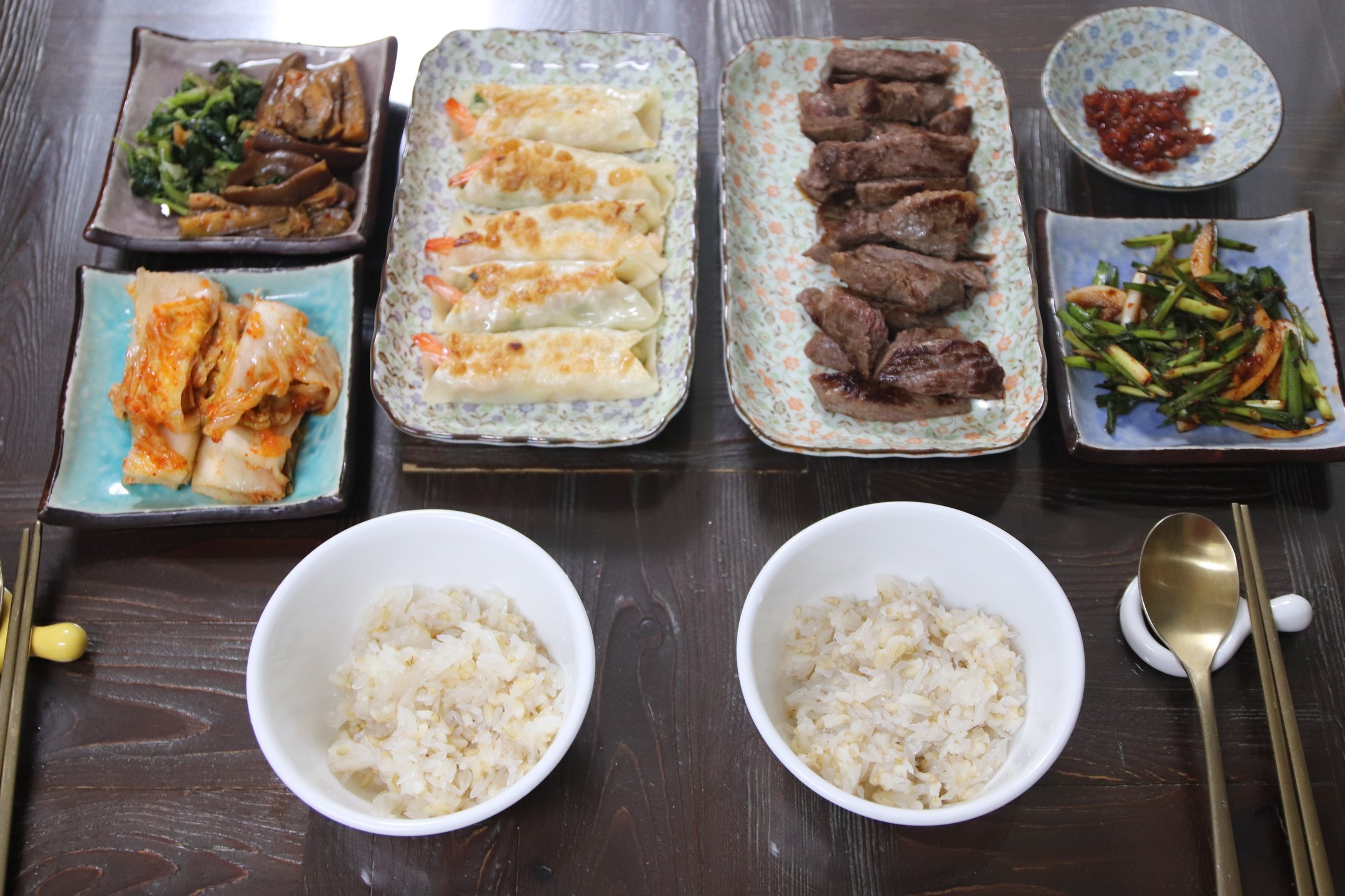 #광고 #협찬

여름방학...삼식군이 된 아들 밥상 차려주는데
역시 소고기가 제격...

국내산 육우로 가성비 좋은 BDS고기...삼형제 고기 채끝구이를
구워보았다.

 소고기 구이용 채끝으로 프리미엄등급의 부드러운 소고기... 

BDS소고기 구이용 (채끝)
 150g

​

​삼형제는 작업부터 물류까지 하는 

육가공 업체라 가성비좋게 맛난 고기를 먹을 수 있다.

아...이 채끝도 역시...한우 안부럽게 맛나다...ㅎㅎ

입에서 사르르~ 녹는 듯한 고기의 맛과
찰진 마블링...ㅎㅎ

가성비좋게 먹을 수 있는 소고기 채끝...
300그램에 25800원으로 괜찮다...ㅎㅎ

부추겉절이와 낙지 비빔젓과 같이 결들여주심...

아들도 엄청 맛나게 먹었고...ㅎㅎ
나도 잘 먹었던 BDS고기...삼형제고기 퀄이 좋았는데...
BDS고기로 새로 런칭한 제품...가성비좋게 소고기를 즐길 수 있어서 굿~

https://brand.naver.com/3bgogi/products/10477357809

#삼형제고기
#BDS소고기
#채끝
#채끝살 #고기스타그램