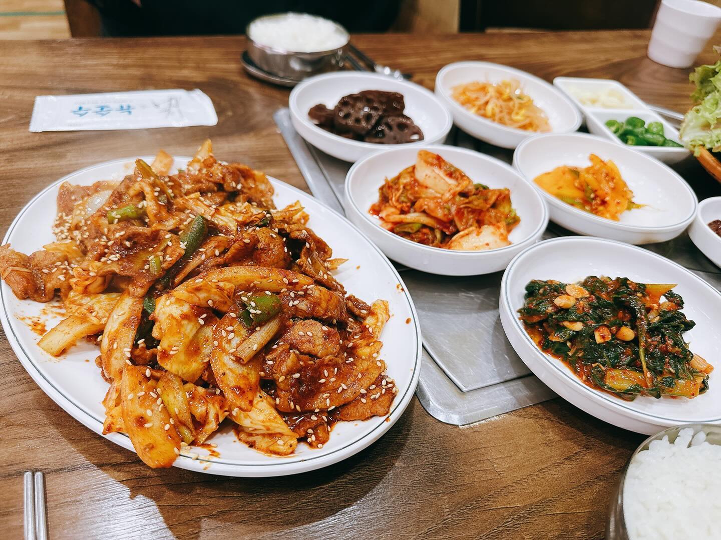 역시 동네 맛집의 정석은 뭐다 ??!😍

경기 시흥동에 위치한 옥이네 주물럭입니다.😍

오늘 회사 업무 차 출장왔다가 점심먹으러 우연찮게 발견한 백반집입니다.🤩🤩

원래 맛집인지 아닌지 구분하는데 제 기준에서 제일 좋은 지표가❤❤

제육볶음 인데요🌝 메뉴에서 제일 눈에 확 띄더라구요

제 인스타에 올라오는 곳들은 안 맛있는 곳이 없지만...

여기 맛집 인정입니다.😍

약간 숯불향도 조금 나는 것 같고 그냥 존맛탱 입니다.🥸

콩나물국도 완전 시원하고 출장와서 밖에서 사먹는데 집이 생각나는건 왜죠 🥹🥹

앞으로 시흥 올일 생길 때 또 생각날 맛입니다. 🌝🌝

혹시 근처 가시면은~~

꼭 들려서 한 그릇 하고 가셔요~❤

🏮Tip 주차는 인근 길거리에 주차하고 방문 하시는게 좋을 것 같습니다.🌝

🌟주소 : 경기 시흥시 함송로13번길 6-7 대명프라자
🌟전화번호 : 031-431-8063
🌟영업시간 : 매일 09:00-22:00 

#갓생푸드_시흥

#시흥동 #정식맛집 #제육볶음 #옥이네주물럭 시흥점 #존맛탱😋💕