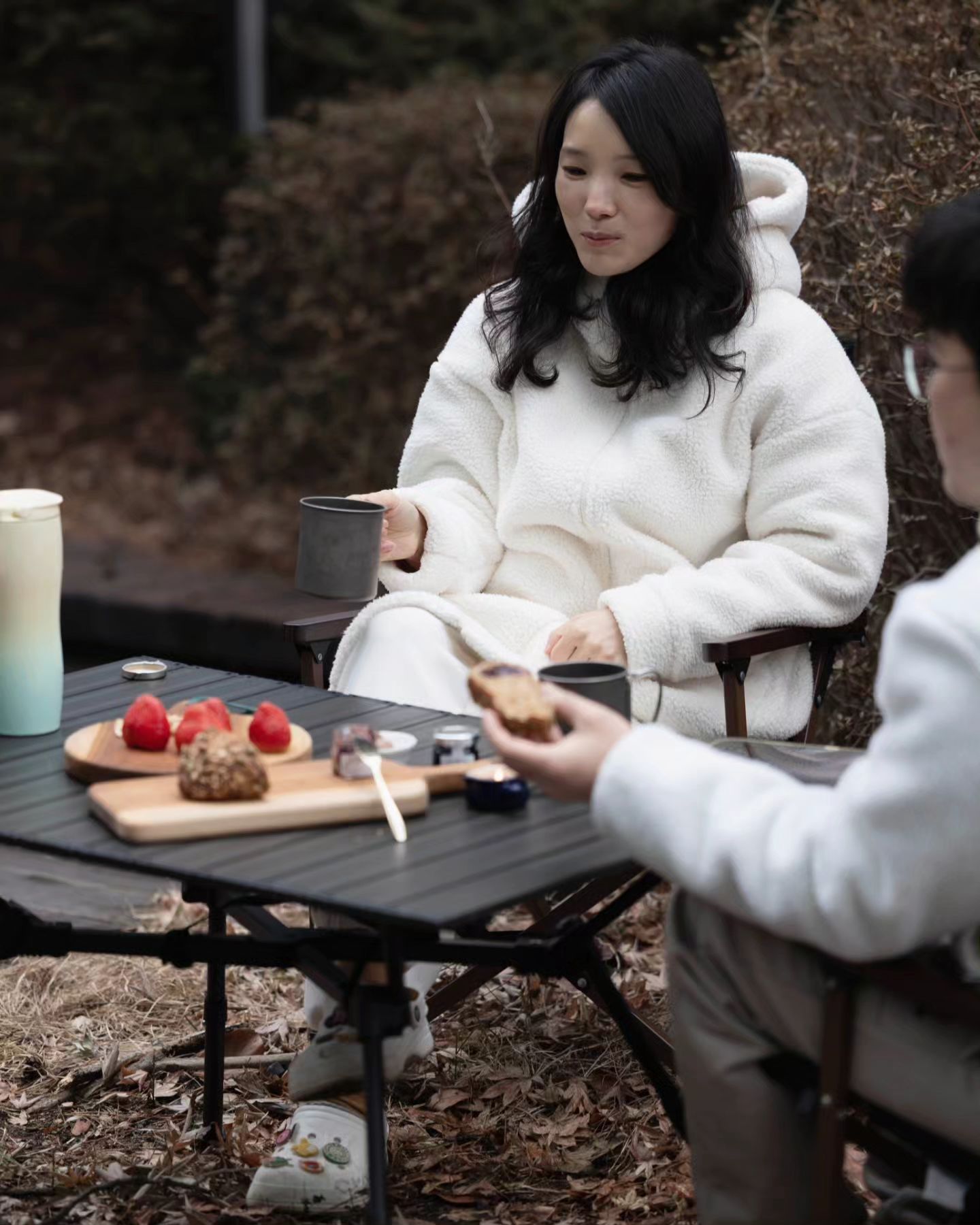#광고#협찬 
제 취미 캠핑인거 아시죠? 
다이소캠핑으로 시작했지만
점점 눈이 높아져 갑니다.
먹는것도 예쁘게 먹고 싶어 집니다.
도마테이블로 예쁘게 먹는
캠퍼들이 부러웠습니다...

제마음을 읽으셨는지 
#라이프에이치 에서
프리미엄티크 도마를 똬악!!!! 
협찬 해주셨습니다!!!
세상 행복합니다..😄

lifeishere_life.h

💚라이프에이치 프리미엄 티크도마 특장점💚
➡️ 패키지-> 선물받으면 기분 엄청 좋을꺼 같습니다. 
➡️ 프리미엄 티크 도마 -> 오랫동안 튼튼하게 사용
➡️ 천연가죽끈 -> 쉬운 보관
➡️ 양면코팅으로 플레이팅 / 커팅 모두 가능
➡️ 도마 관리키트 -> 오래오래 새 것처럼 사용

💚이런분들께 추천 드립니다.💚
->캠핑 입문자
->집들이 선물
->홈파티 플레이팅 필수품

집들이 선물 고민됐는데
앞으로는 도마로해결!
고민해결 감사합니다!

#집들이선물 #플레이팅도마 #원목도마 #도마추천 #온더테이블#캠핑도마#캠핑용품#캠린이⛺️#캠핑요리필수템#감성캠핑소품