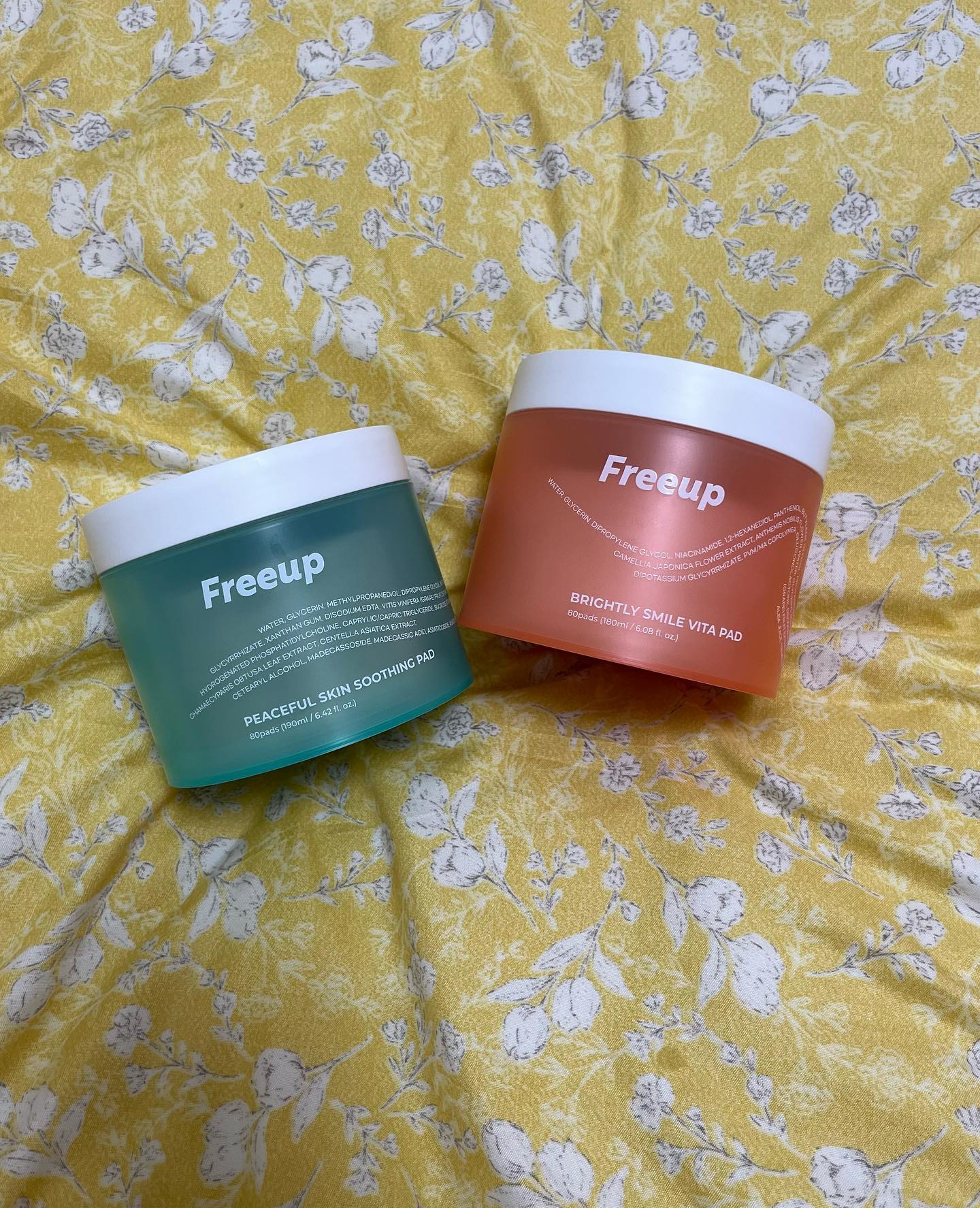 #제품제공 

freeup.official 💙

#프리업 토너패드🫧

내피부에 맞는 패드 찾기!!🤍
트러블/브라이트닝/모공/민감/보습/클렌징 까지!
내피부에 따라 패드를 골라서 쓸수 있는 패드에요👏

저는 수부지 피부라 건조 민감해서 수딩과 
얇고 약한 피부를 가지고 있어서 여름철에 항상
피부결이 칙칙하고 안색이 안좋아지기 때문에
브라이트닝 이렇게 골랐어요!☺️

수부지 피부여서 민감 건조를 달고 사는데!!
수부지라인인 수딩패드는 바삭바삭 메마른 피부에 
수분을 잔뜩 충전해줘요!💚
무표백 순면100%인 패드라서 순하고 피부가 편안해요!! 
풍부한 수분감이 필요한 수부지피부에게 강추드려요🫶

브라이트닝라인 비타패드는 촉촉한 보습,
결케어로 빛나는 광채피부에 도움을 줘요🍋
벌집모양으로 에센스를 잔뜩 머금고 있을뿜더러,
비건인증된 순면 100% 패드로 민감하고 
약한 피부에도 자극없이 너무 좋더라구요👏

제가 사용한것 외에도 정말 다 효과가 짱짱한 
다른 패드도 많아서 내피부의 리즈에 맞게 사용하면 
너무 좋을것 같네요🤍

#프리업 #freeup  #프리업패드 #화장품  #패드추천 #닦토패드 #각질제거 #비건패드 #수딩패드 #미백패드 #주름개선 #안티에이징 #수부지 #코덕 #코덕스타그램 #일반인모델 #협찬 #관리하는여자 #이뻐 #수부지추천템 #화장품 #뷰티 #뷰티그램 #뷰티모델