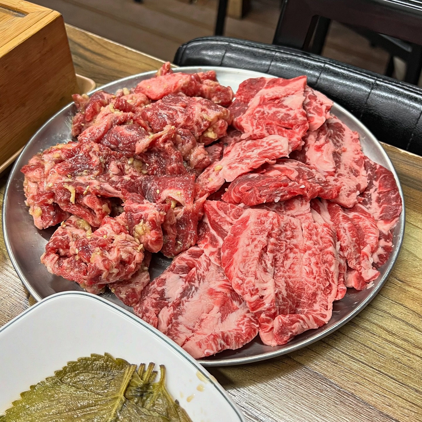 [ 황제소갈비살전문점 ]

행신에서 제일 맛있는 소갈비집이라고
생각하는 곳인데 생고기반 양념반 강추!!

고기 엄청 부드럽고 양념 정말 맛있어요
양도 많고 반찬으로 나오는 파채가 찐이에요
특히 된장찌개 엄청 칼칼해서 술안주로 최고

- - - - - - - - - - - - - - - - - - - - - - - - - - - - -

#행신맛집 #행신맛집추천 #소갈비 #소갈비살 #소갈비맛집 #소갈비살맛집 #황제소갈비살 #맛집 #맛집추천 #맛집스타그램 #맛집탐방