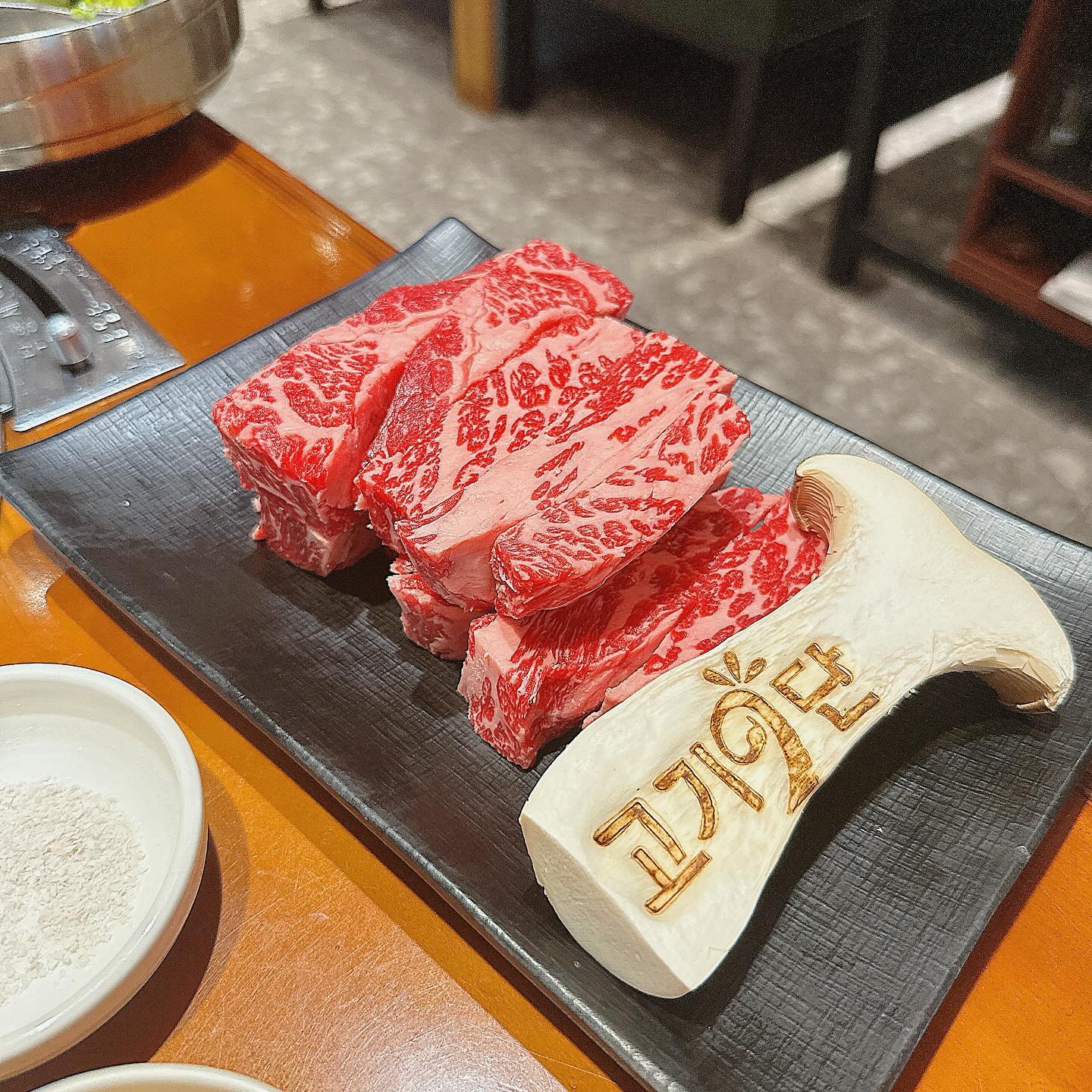 가족모임하기 좋은 #칠성동맛집 #고기9단 
한정식집 같은 정성스러운 상차림, 코스식으로 제공되는 것도 좋음
맛깔나는 기본찬에 가성비 좋은 소고기 메뉴🤍 너무 맛있게 먹었음! 대박세트 꼭 주문하세요. (육회+초밥용밥,와사비+쫄면+돼지김치찌개) 요 구성이 15,000원. 개꿀!