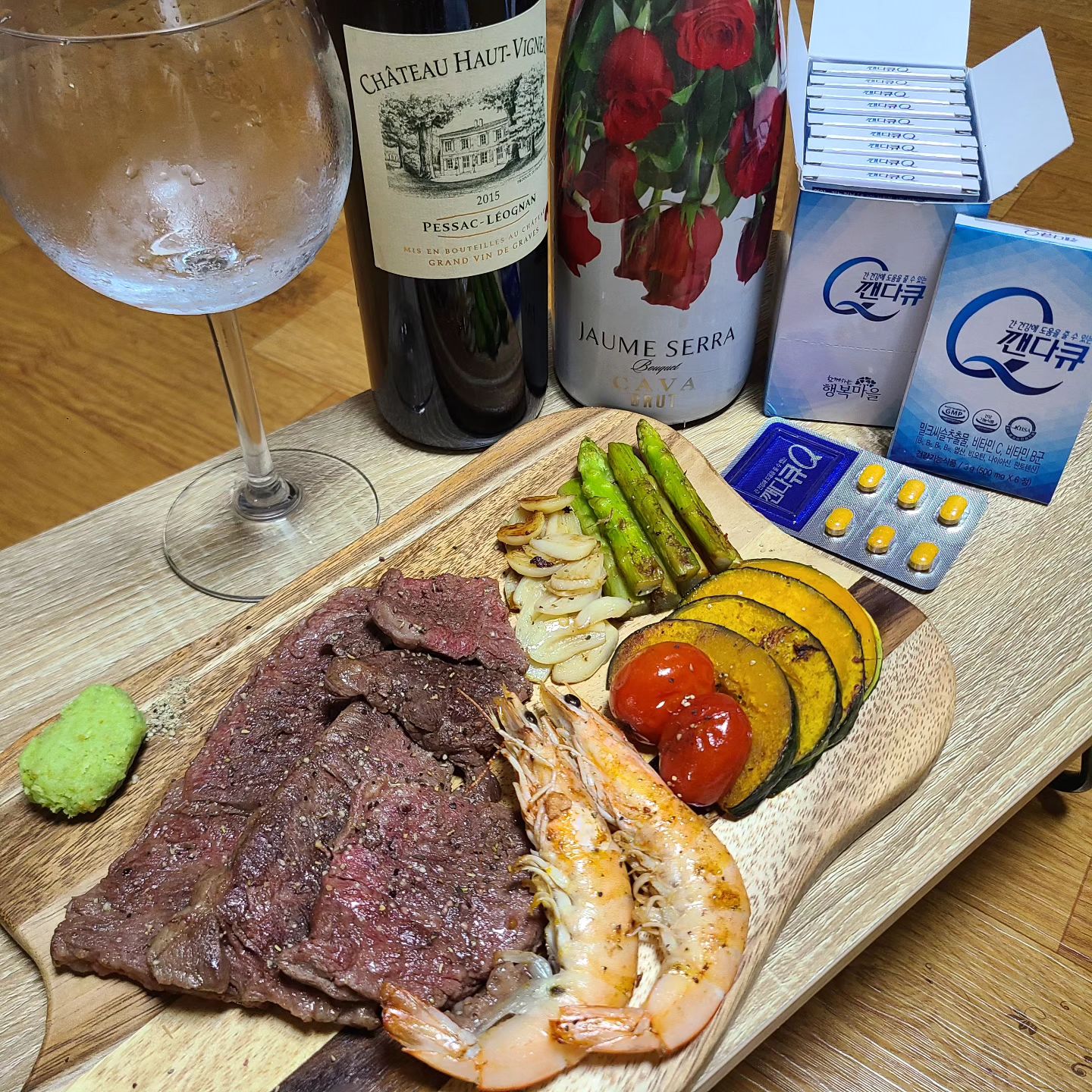 #협찬 혼술러 호빵's 오늘은 와인이다🍷

내일은 월요일 출근 이니깐
술 마시기 전에 깬다큐 필수❤

1년 넘게 내 간건강과 숙취해소를 도와주는 애정하는 깬다큐Q

우리집에 오면 술 걱정, 숙취해소제 걱정❌️

나 술 진열장 2개 가지구 있었는데
이번에 하나 더 생긴거 😚😘

(집에 자꾸 술이 늘어난다고 정리하라고 하나 더 만들어주셨지...
술 좋아하는 딸을 두신 울 마미❤)