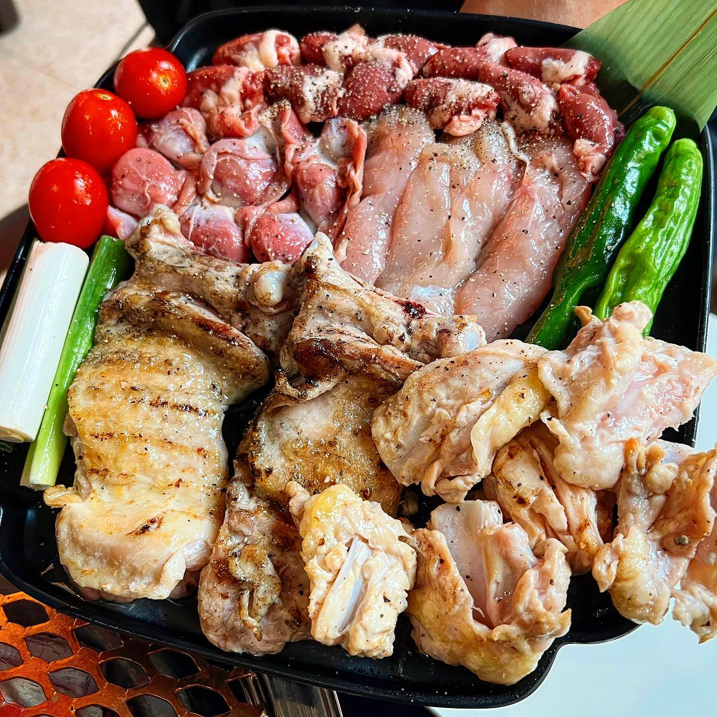 #협찬 문래 계옥정🍗

이미 여러방송을 타고 유명해진 닭 특수부위 전문점 계옥정🐔
메뉴는 모듬구이로 주문했는데
구성은 다리살, 가슴연골, 안심, 근위, 염통으로 다양하게 준비 됨
불판은 숯불구이 불판인데 닭다리살과 연골살은
미리 그릴에 초벌해서 나와 숯불향이 적당하게 배서
닭고기 본연의 맛을 잘 느낄 수 있게 구성하셨다👍
다리살은 직원분이 구워주시고 나머지는 알아서 구워먹음

이집은 100% 최상급 국내산 원육만 사용하신다고 하는데
그래서 그런지 모든 부위가 엄청 부드러웠다🥹
닭잡내도 1도 없고 조금 질길 수 있는 부위인
염통과 근위도 쫄깃한 식감만 살고 부드럽게 씹히는 맛이다
닭 연골 부위도 너무 딱딱하지 않아서 먹기 어렵지 않았음
모듬은 소금만 가능해서 양념을 못먹어봤는데
다음번에 가서는 양념도 꼭 주문해 보고 싶다😚

사이드메뉴도 다양하게 준비되어있는데 우린 초계물쫄면으로 픽
매콤하고 새콤한게 입가심으로 좋았고 닭고기랑도 잘어울렸음💕
양도 많아서 볶음밥을 못먹은게 너무 아쉽다

분위기는 힙한 분위기였고 라운지바 컨셉의 좌석과
룸이 있어서 단체가 이용하기에도 좋아보였고
하이볼과 주류 메뉴도 다양해서
저녁때 술과 함께 안주로 즐겨도 좋을 것 같다🍺

.
#문래창작촌맛집 #문래맛집 #문래역맛집 #문래동맛집 #닭갈비맛집 #닭특수부위 #문래동핫플 #문래핫플 #닭구이 #문래데이트