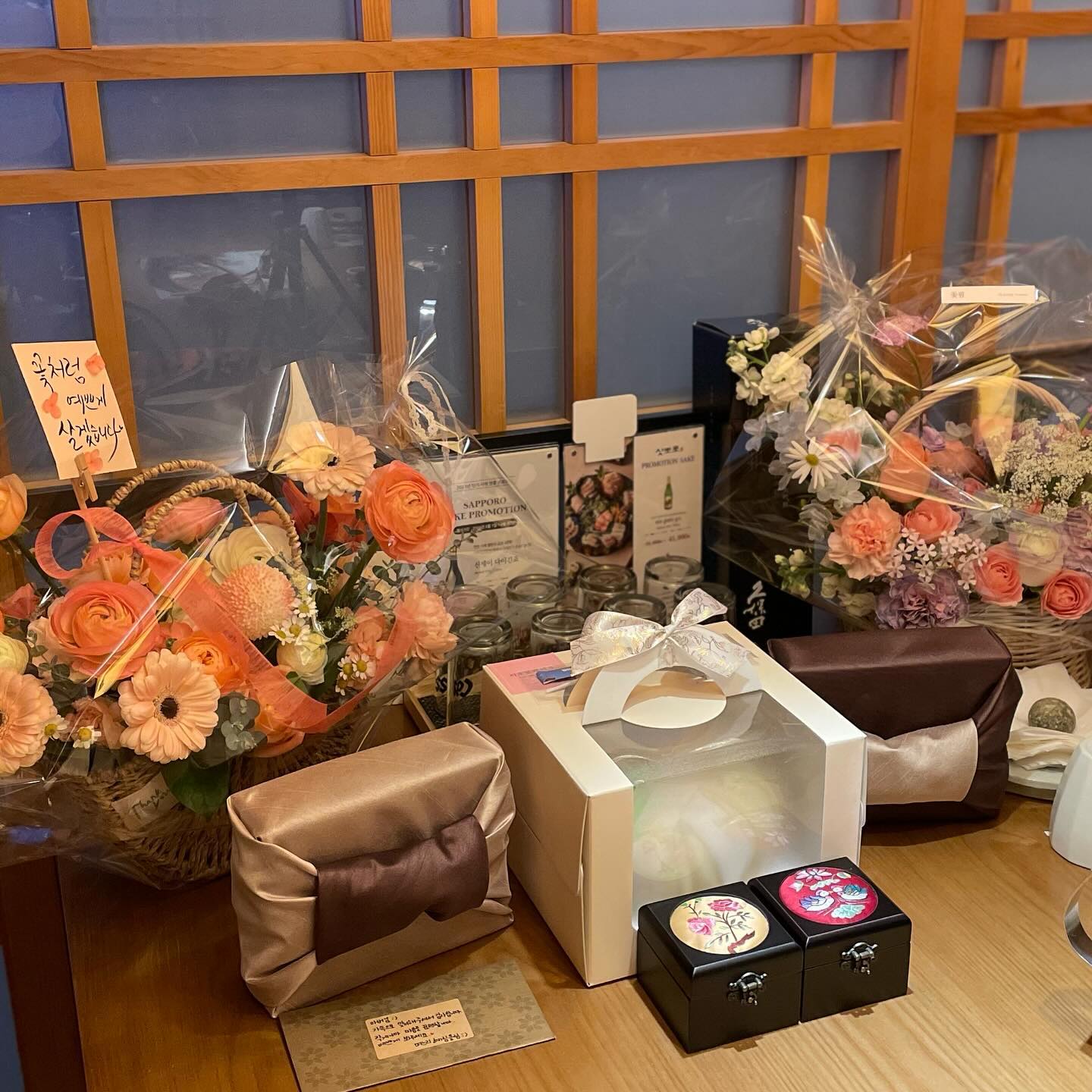 상견례 선물 준비안할거라더니🙈
하나하나 욕심내다보니 풍성해진 상견례자리

direct.wedding 과 함께하는 결혼준비🫶 

- 부담없는 비동행 플래너
- 적립한 포인트 현금처럼 사용 가능
- 다양한 제휴업체를 통한 할인혜택

✨추천인 : 닞네임
❤️‍🔥가입시 추천인 항목에 적어주셔야 30000원 포인트 지급됩니다! 이후 수정 불가😥

✨함께 현명하게 결혼준비해요!

#다이렉트결혼준비 #예비신부 #예비부부 #상견례 #첫만남