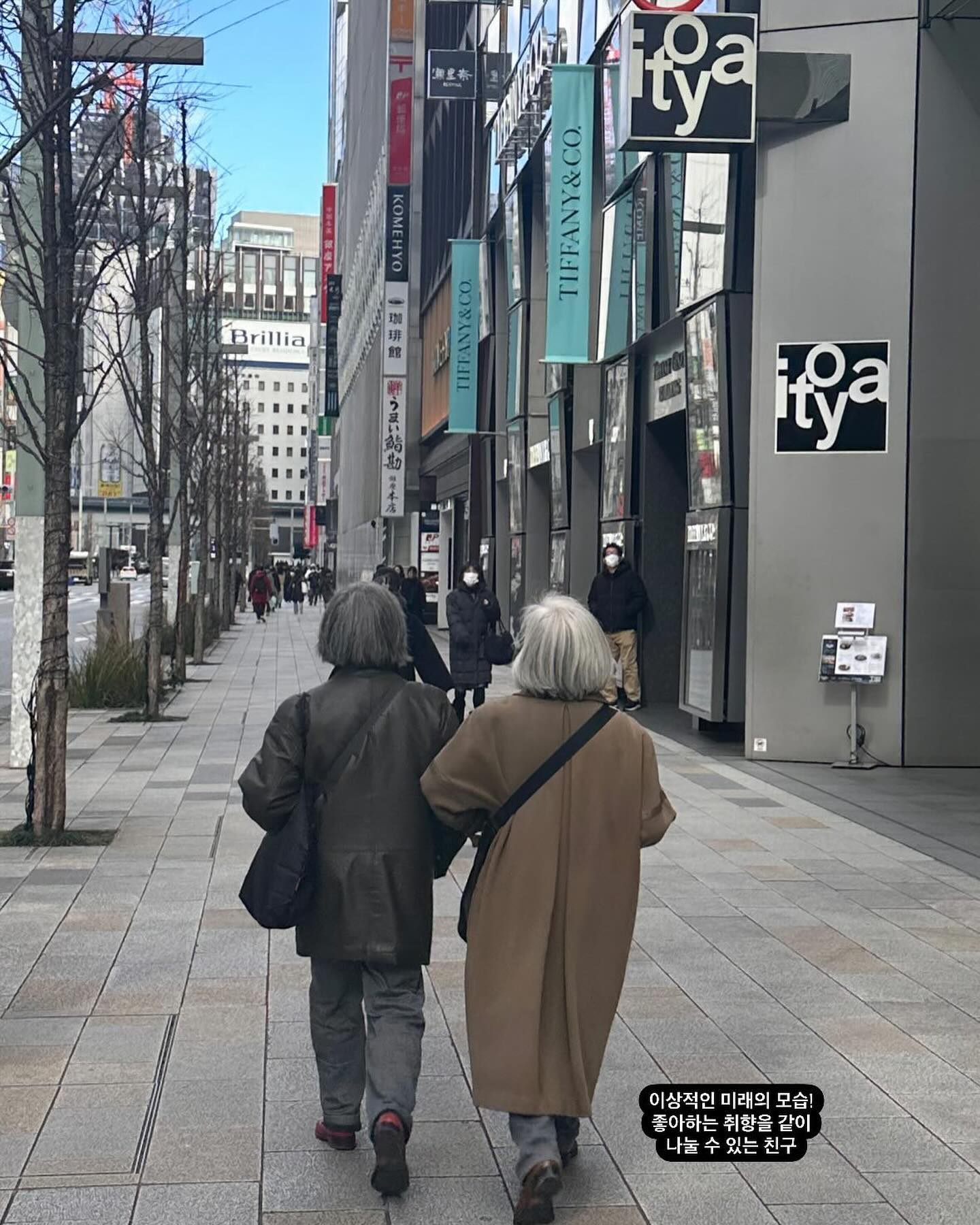 🏷️
“도쿄로 여행을 떠난 이유”

마케터로 일하면서 일본 브랜드와 관련된 책을 다수 접하게 되었고 특정 브랜드나 기획자에게 관심이 생겼다. 츠타야서점, 무인양품, 무라카미 하루키, 야마구치 슈 등 직접 가보고 싶어서 도쿄로 떠나게 되었다. 한 가지 일을 집요하게 하는 장인들, 기획의 디테일을 엿보는 여행이었다. 

- 츠타야서점은 다이칸야마, 마루노우치, 긴자 3곳!
- 이토야 문구점, 무인양품 긴자와 킷테, 빔즈와 비숍

서점, 문구용품, 편집숍을 돌아다니며 어떤 방식으로 공간을 구성하고 제품이나 서비스를 제공하는지 둘러보았다. 그 과정에서 직원들의 친절함, 특히 위생 관련된 부분이 눈에 띄었다.

어떤 화장실을 가더라도 깨끗하고, 대부분의 차량이 광택이 반들반들, 어린 친구부터 나이분들까지 잘 꾸민 분들을 보며 자신의 것 하나하나 소중히 한다는 느낌을 받았다.

특히 취미를 즐기러 다니는 백발의 소녀 같았던 할머니들. 카페오레에 케이크 먹으면서 소녀같이 떠들던 모습이 정말 좋아 보였다. 미래에 내가 꿈꾸던 모습이라 보기 좋았고 흐뭇한 기분이 들었다. 일본의 복지정책에 대해서도 궁금해졌다.

🏷️
“도쿄여행 프롤로그”
1) 니혼슈 투어 (긴자 3일)
소고기 맛이 나는 닭똥집 꼬치를 먹고 난 이후 3일을 연속해서 니혼슈를 마시러 다녔다. 긴자의 이자카야에서 한국어 잘하는 직원분을 알게 되어 추천받았던 니혼슈는 인생 니혼슈가 되었다. 그 썰은 차차 풀며,,, 

2) 지브리 박물관 미야자키 하야오 서재
지브리 박물관에서 특별전이 열린다고 하여 방문했다. 그의 모든 것을 쏟아부어 만든 작품은 마지막 유작이 될지도 모르기에 더 의미 있었고, 작품을 완성하기 위한 과정을 엿볼 수 있어서 좋았다. ‘나는 어떻게 살고 싶은가’ 물음이 들게 했던 그의 작업 공간에서, 진한 여운을 느꼈다. 

3) 츠타야서점 책과 공간
츠타야서점 3곳을 방문했다. 사람들은 책을 사러, 커피를 마시러, 일을 하러, 사람을 만나러, 새로운 영감을 얻으러 등 다양한 목적을 가지고 그 장소에 방문하는 것 같았다. 열일하는 사람들을 보며 이렇게 사람들이 모이는 공간을 구성하고 기획하는 일을 더 전문적으로 해보고 싶다는 생각이 들었다. 특히 디자인, 인테리어, 건축분야의 강점이 있어서 관련된 도서 5권을 사 왔다. 

4) 다양한 브랜드 구경 (백화점 투어)
평소 백화점 쇼핑을 즐기는 편이 아닌데, 도쿄의 백화점은 마치 전시장 같은 기분이 들게 했다. 긴자식스, 마우노루치, 킷테, 무인양품, GU 등 공간을 어떻게 구성하고, 어떤 상품을 입점시키고 운영 중인지 돌아보는 게 너무 즐거웠다

5) 로컬 동네 투어 (노가타)
애니메이션에서 봤었던 로컬스러움이 물씬 풍기던 시장 골목과 상점 옆으로 지나다니는 사람들. 도시와 또 다르게 아기자기하고 소소한 분위기, 그리고 정말 맛있었던 교자, 나베, 탄탄소스까지. 무엇보다 함께한 친구들과 나누던 토론 수준의 대화도 좋았다. 왠지 빠른 시일 내에 또 방문하게 되지 않을까 싶은 예감이 들었다. 

6) 온센으로 피로 풀기 (호텔 2/3층)
여행 2주 전에 호텔 예약을 했다. 기준은 역세권 위치, 주변 상권, 가성비, 또 호텔만에 + @ 특징이 있었으면 했다. 원하는 베개를 고를 수 있고, 유카타를 제공하며, 도쿄 내 유일하게 온센을 운영하는 호텔로 생각했던 것보다도 더 좋았던 숙소였다.

7) 실패 없는 맛집 투어
이자카야에서 먹었던 사시미 세트, 야키토리, 타코야끼.
츠키치 시장의 카이센동, 긴자 함박스테이크, 잇푸도 라멘, 오모테산도 커리우동나베, 노가타의 교자, 나베, 탄탄만두까지 너무 맛있었다. 살이 좀 찌긴했지만, 해외여행 갔다 오면 꼭 생각나는 된장찌개가 전혀 생각나지 않았던 여행이었다😎

궁금하신 분들은 다음번 포스팅을 기대해 주세요 :)

#꾸작가 #꾸작가_도쿄 #tokyotrip #ginjatravel  #도쿄여행 #도쿄여행추천 #도쿄여행기 #도쿄일주일
#긴자여행 #긴자쇼핑 #이토야 #츠타야서점
#지브리박물관 #노가타역 #니혼슈 #여행기록