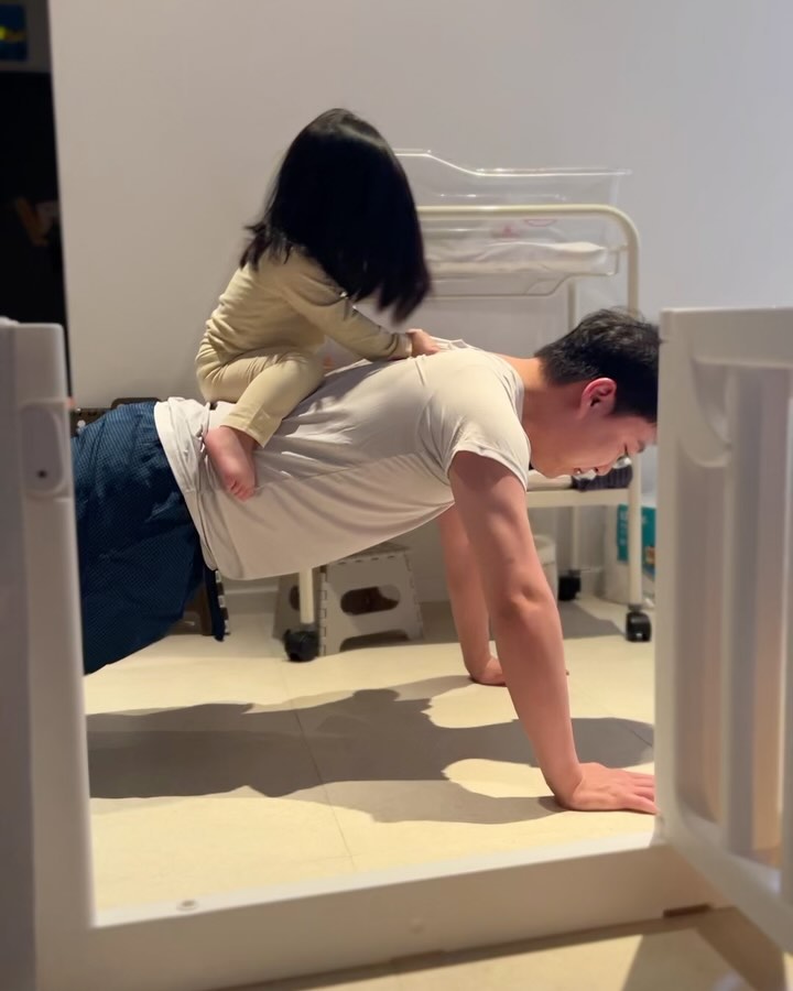 👧🏻+624 👶🏻+40 체력 절대 지켜💪🏻
하루 마무리는 쩨리뽀 파파의 팔굽혀 펴기로❣️
쩨리는 하원 후 엄마랑 문센데이🩷
배추를 주제로 밭에서 배추를 뽑아 촉감놀이 했어요🥬
오늘 수업에서도 선생님 말은 최고로 잘 듣는 쩨리에요
엄마말도 좀 어떻게 안되겠니🥹
오늘로 40일이 된 뽀는 눈이 점점 커지는거 같아요
눈매는 쩨리랑 똑 닮은거 같은데 너희가 어떻게 성장할지 엄마는 나무나 궁금하고 기대되는구나💗
