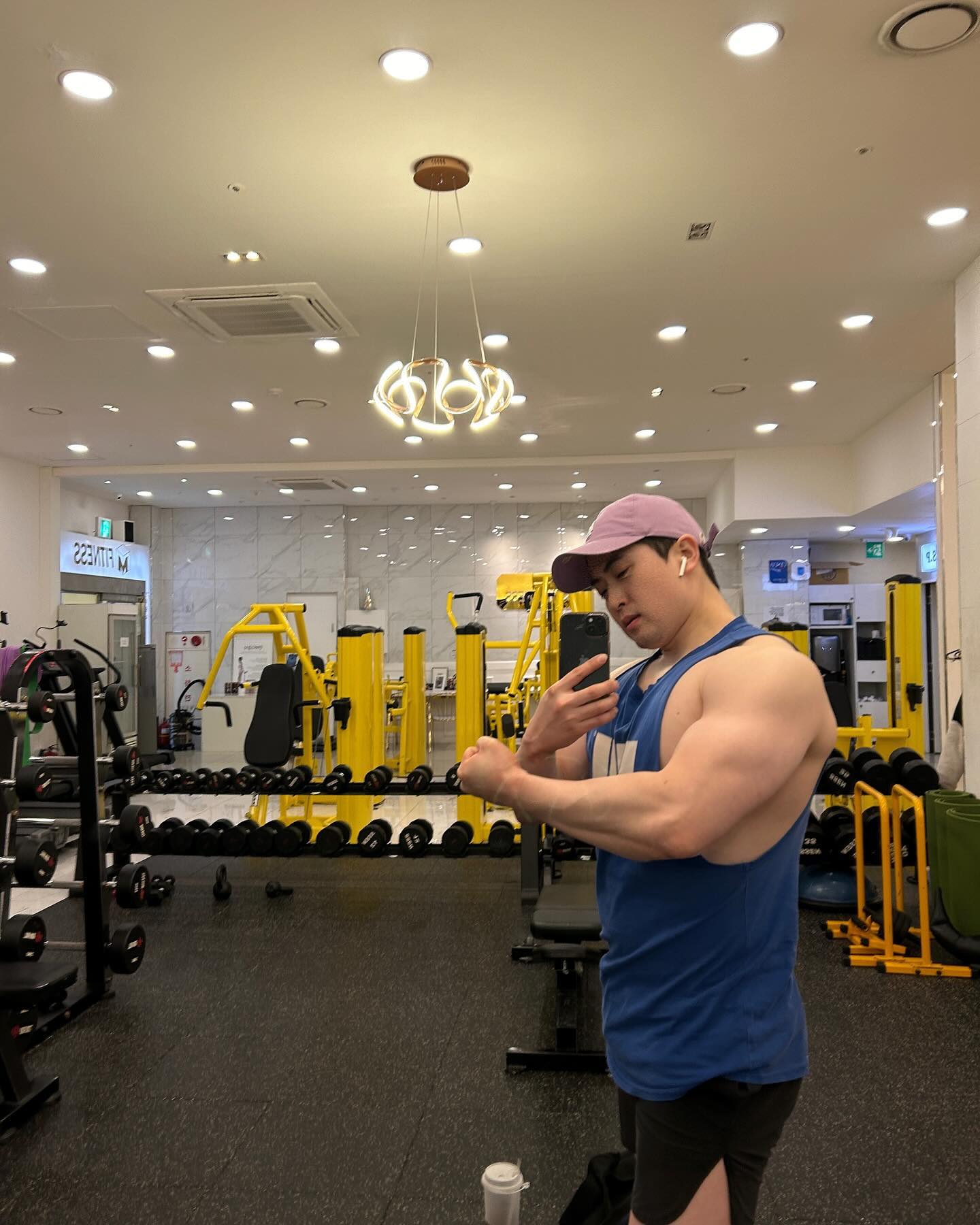 지난 주말도 재밌게 보냈네요..!😀
데드도 신나게 하고 맛난것도 먹고 영화도 보고...🤭
서울의봄 보면 열받을 줄 알았는데... 굉장히 평온하네요..?😮
영화 꼭 보세요...! 꼭 봐야할 영화입니다...🔥🔥
그럼 오늘도 월요팅! 아나봉릭!
 
#운동 #운동하는남자 #헬스 #헬스타그램 #일상 #대전 #봉명동 #브라이튼휘트니스유성점 #오운완 #운동기록 #운동소통 #bodybuilding #workout #reels #daily #song #gym #fitness #selfie #diet #instahealth #목구멍 #목살 #갈비살 #자동차극장 #서울의봄 #심박수챌린지 #평온