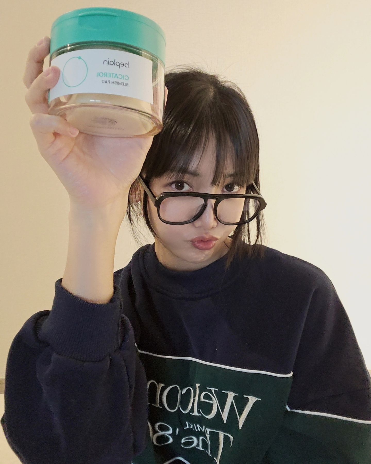 #광고 #비플레인 
비플레인 서포터즈도 해왔던 비플레인 덕후인 제가
비플레인 신제품 시카테롤 블레미쉬 패드를
사용해봤어요🥰
패드가 커서 양볼에 싸악 잘 붙어요
패드가 두께감이 얇으면서 솜처럼 폭신폭신해서 
얼굴에 착붙!! ❣️
세안 후 남아있는 먼지나 각질들은 물론이고 
메이크업까지도 어느 정도 싸악 잘 지워지더라고요

120만이 경험한 확신의 진정템!
안티트러블 시카테롤 라인에서 트러블 흔적 고민까지 
패드 한장으로 해결해줄
흔적진정 💙시카테롤 블레미쉬💙 

전 트러블이 올라온 곳에는 팩처럼 10분간 올려놓고 
있어요!! 진정이 싸악 빠르게 되니 좋아요

오늘 저녁 7시 카카오 쇼핑 라이브를 통해 
유튜버 후니언 마켓에서 최초공개&최대혜택 제공

beplain_official 

렌즈를 다시 껴야하나봐요....
눈도 침침하고 흰자가 너무 보이네🙄

#흔적진정패드 #애프터트러블케어패드