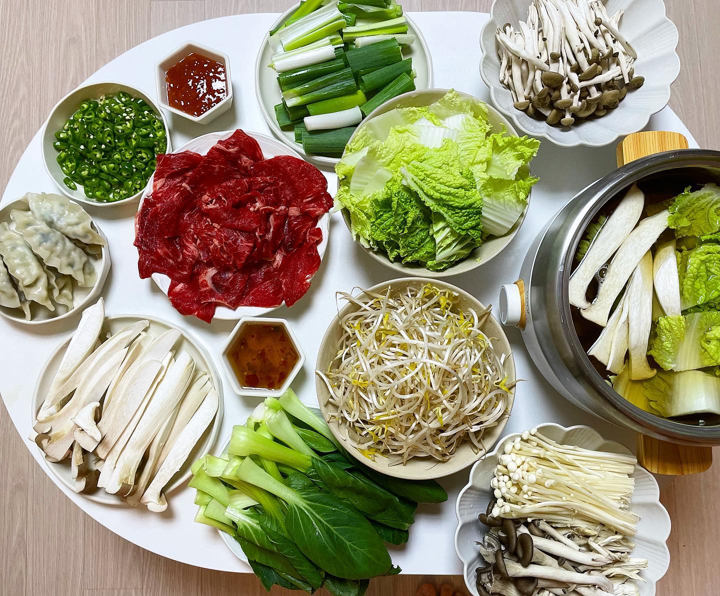 샤브샤브 뿌시기 🍲+🍻

먹고싶은 야채 때려넣기😆
우리는 야채중독자 😍

멸치육수•한우•비비고왕교자
숙주나물•알배추•청경채•대파
맛타리버섯•만가닥버섯
새송이버섯•팽이버섯
청양고추•생칼국수면
피쉬소스•칠리소스

#내솜씨
#요리하는여자 ✌️

#샤브샤브
#소고기샤브샤브

주말저녁은 푸짐하게 차려먹기😋