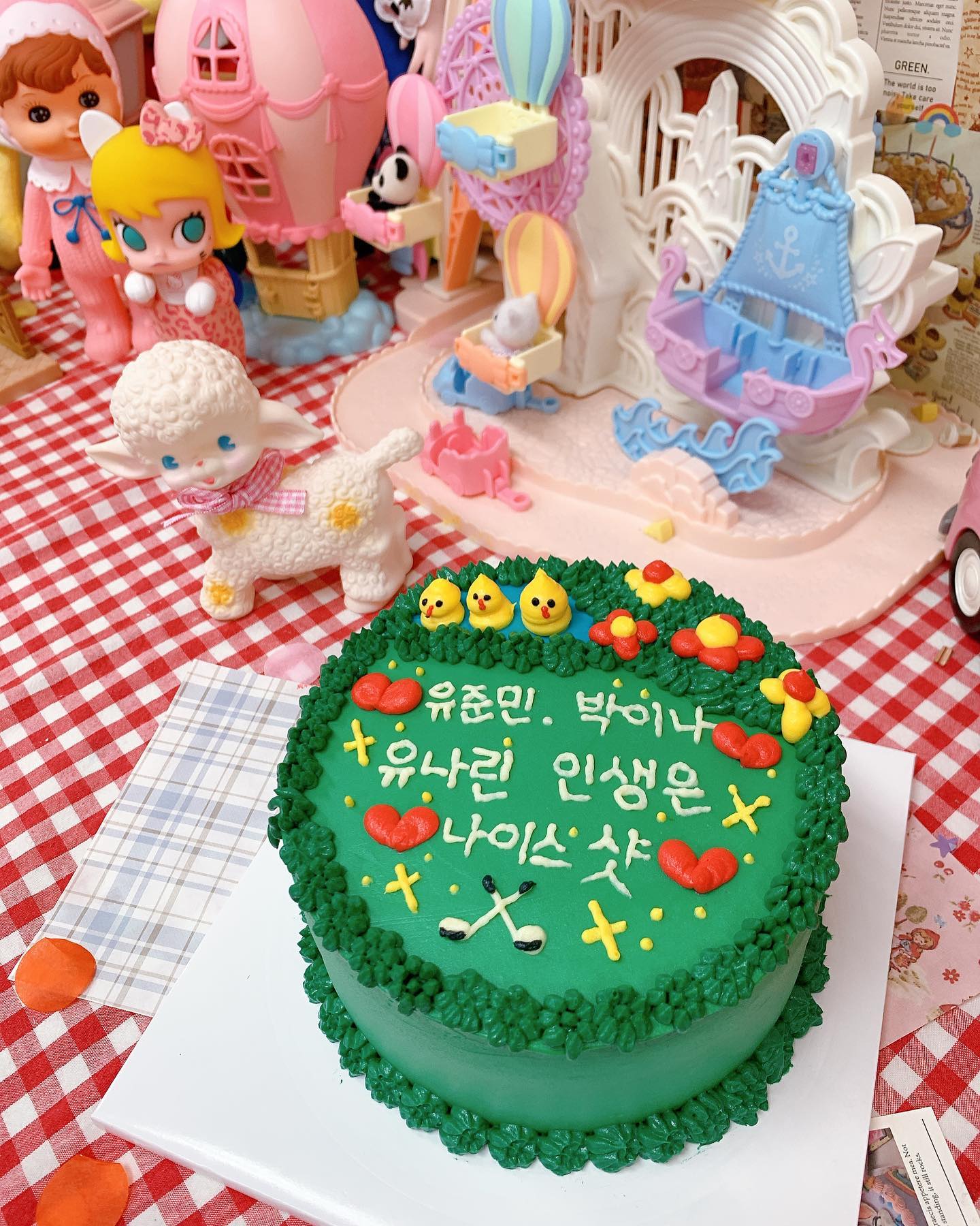 #협찬
내가 직접 만든 케이크❤️
#복연당 에 가서
쌤이 가르쳐주시는대로
연습하고 시트에 옮갸가며 했는데
아이싱부터 쉬운건 없었지만
너무 재밌게 만들었당😍
씸 너무 친절하셔 ㅜㅜ
창업반 수업 듣고 싶어서
1회차 먼저 다녀온건데
바쁜거만 해결되면 나머지 등록해서
다녀서 배워봐야지 ❤️❤️❤️

#대구케이크#대구레터링케이크#침산동케이크#대구주문제작케이크#케이크 #나이스샷⛳️