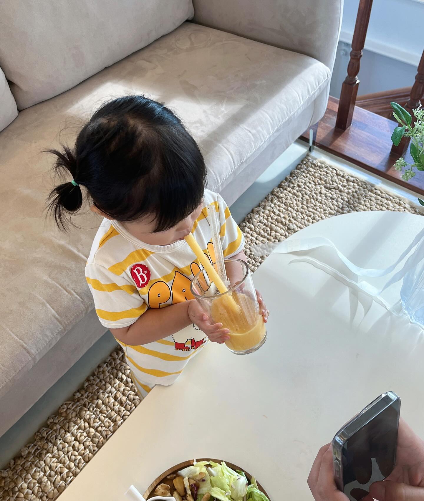 홍지우가 망고랑 딸기쥬스 다 먹음ㅎ 귀여운 시키💛
