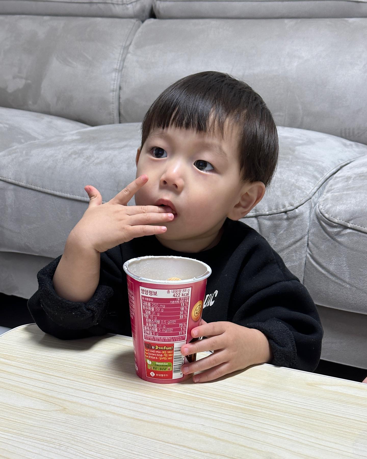 까까먹는 김이안과 그 옆에 어리둥절 김이준

이준이가 까까 뺏어먹을까봐
자기쪽으로 당기고 먹음

#미래가보인다
#형제의난