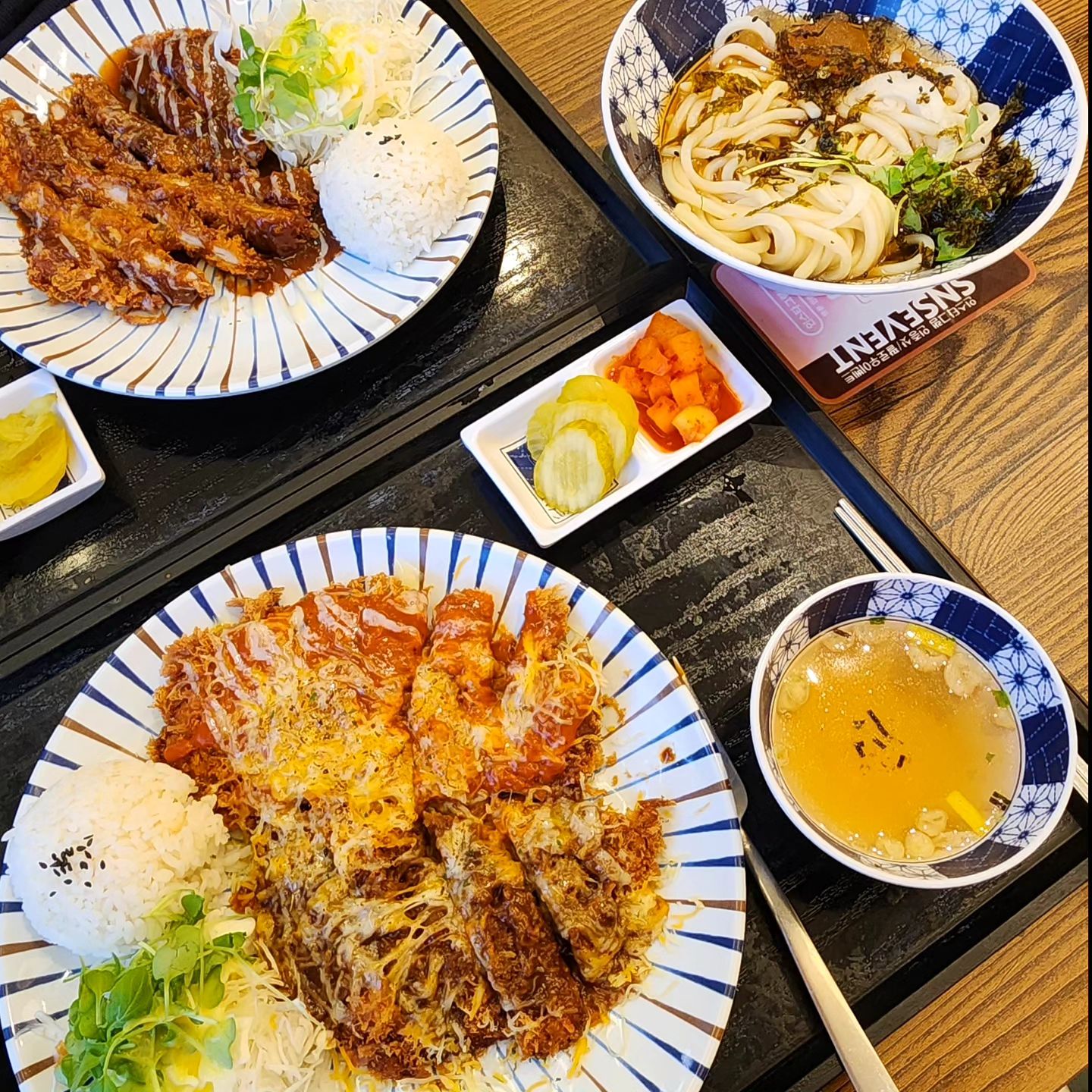 무빙보다 돈까스에 꽂혔는데 
남산보다 가까운 교동 미츠가에서 
최애조합으로 돈까스한상 호로록
눈꽃치즈가 솔솔 뿌려진 겉바속촉 단짠 
반반카츠 + 옛날돈까스에 시원한 냉우동 
초록돼지까지 취향저격🐽
.
.
✔️돈까스, 파스타, 우동, 카레 맛집 
✔️입에 착 감기는 돈까스 특제 소스 ❣️
.
.
✔️대구 중구 국채보상로 655 미츠가
✔️매일 오전 11시 - 밤 9시
.
.
#교동맛집 #교동돈까스 #동성로맛집 #동성로식당 #대구맛집 #대구맛집투어 #무빙돈까스 #무빙남산돈가스 #단짠카츠 
#대구파스타맛집 #daegufood #daegutravel #cutlet