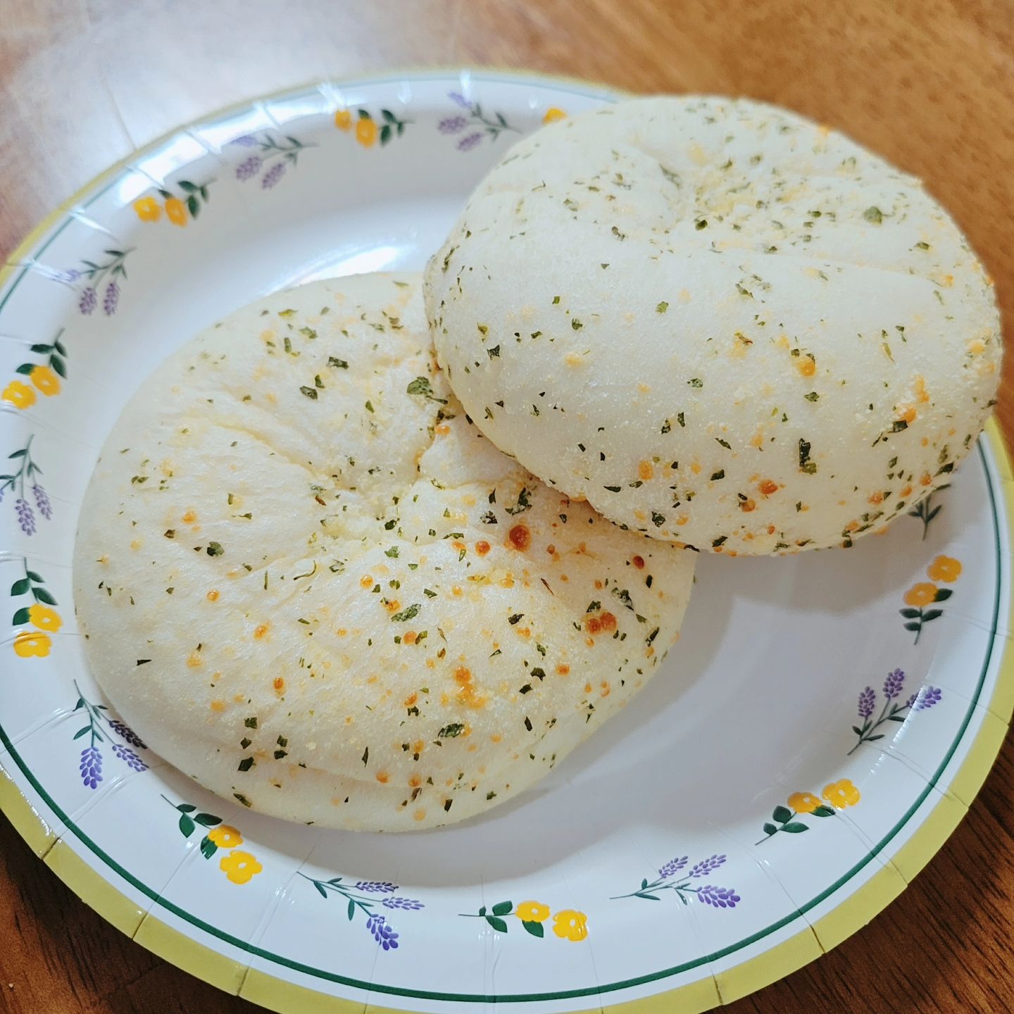 안동가면 맘모스제과 꼭🤔 가라고 한다.
나도 갔다.🤭
크림치즈🫓, 유자파운드🍞(사진을 못찍음), 베스트 조각 케이크🍰

음...맛나긴 하군.😋

그래도 빵은 직장근처 빵집이 더 맛있다는건 안비밀!🤫

#안동 #안동시장 #안동빵집 #맘모스빵 #맘모스제과 #맘모스빵맛집 #안동빵집추천 #크림치즈 #유자파운드 #유자파운드케익 #빵순이🍞 #빵스타그램 #맘모스빵집 #안동맛집