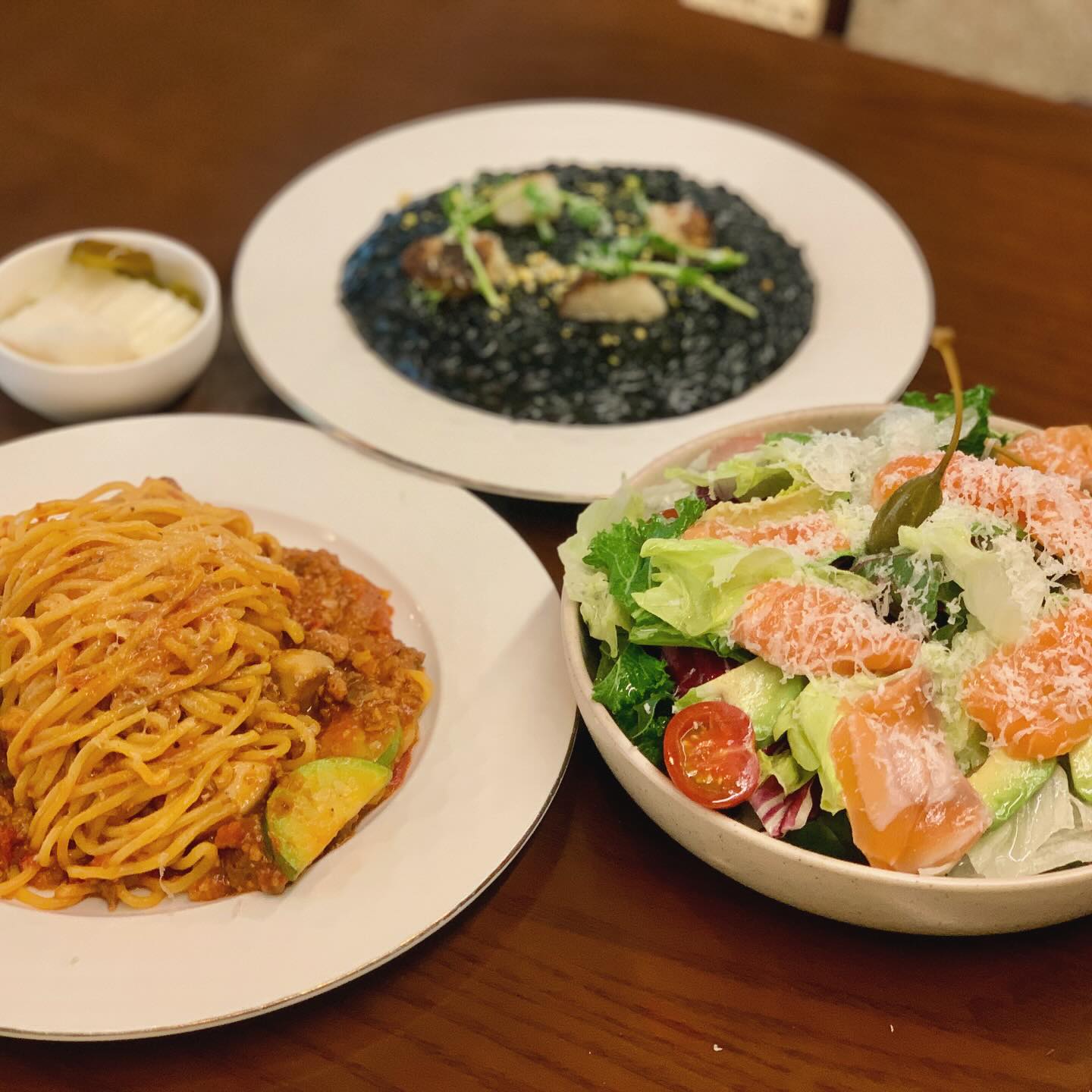 오퍼스
.
.
.
평소 라구 좋아하는데 
라구 파스타 맛집인 곳 

오퍼스의 특유의 생 스파게티면이 맛남 :)

•연어 아보카도 샐러드
•라구 파스타
•먹물 리조또 

📍위치 : 경기도 군포시 산본로 323번길 16-7 3층
(정기휴무 매주 월요일)

먹물리조또에 조개관자랑 같이 얹어 먹으면
맛있는데 말야, 연애 초 데이트라면
입술 검게 물들 수 있으니깐 주의 ㅋㅋㅋ

매장 인테리어도 이뻐서 소개팅 및 데이트 장소 저격👍
실제로 소개팅 하는거 봄 +_+어머 어머
.
.
.
#오퍼스 #산본역파스타 #산본역데이트 #협찬