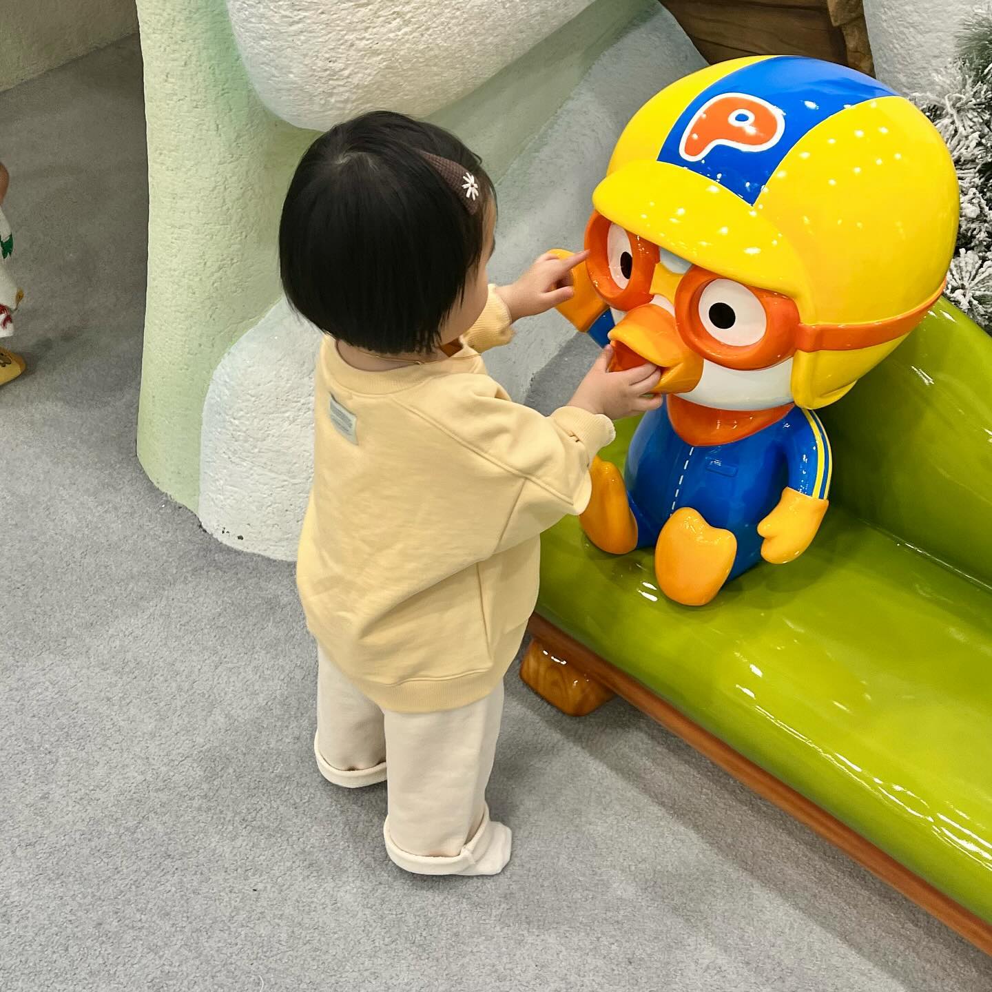 ⠀
⠀
아침부터 저녁까지 뽀로로파크에서 꽈아아악 채웠던 하루🫶🏻
⠀
조금 많이 피곤하지만 나여니만 즐거웠다면 엄마아빠도 좋아☺️😇
⠀
⠀
#뽀로로파크 #뽀로로 #다산뽀로로테마파크 #키즈카페
#대형키즈카페 #키즈카페다산점 #아이와가볼만한곳
#뽀로로파크다산 #남양주카페 #키즈카페추천 #육아소통
#아기ootd #아기와가볼만한곳 #실내데이트 #데이트코스
#육아스타그램 #생후551일 #ootd #딸맘 #18개월아기
⠀
⠀