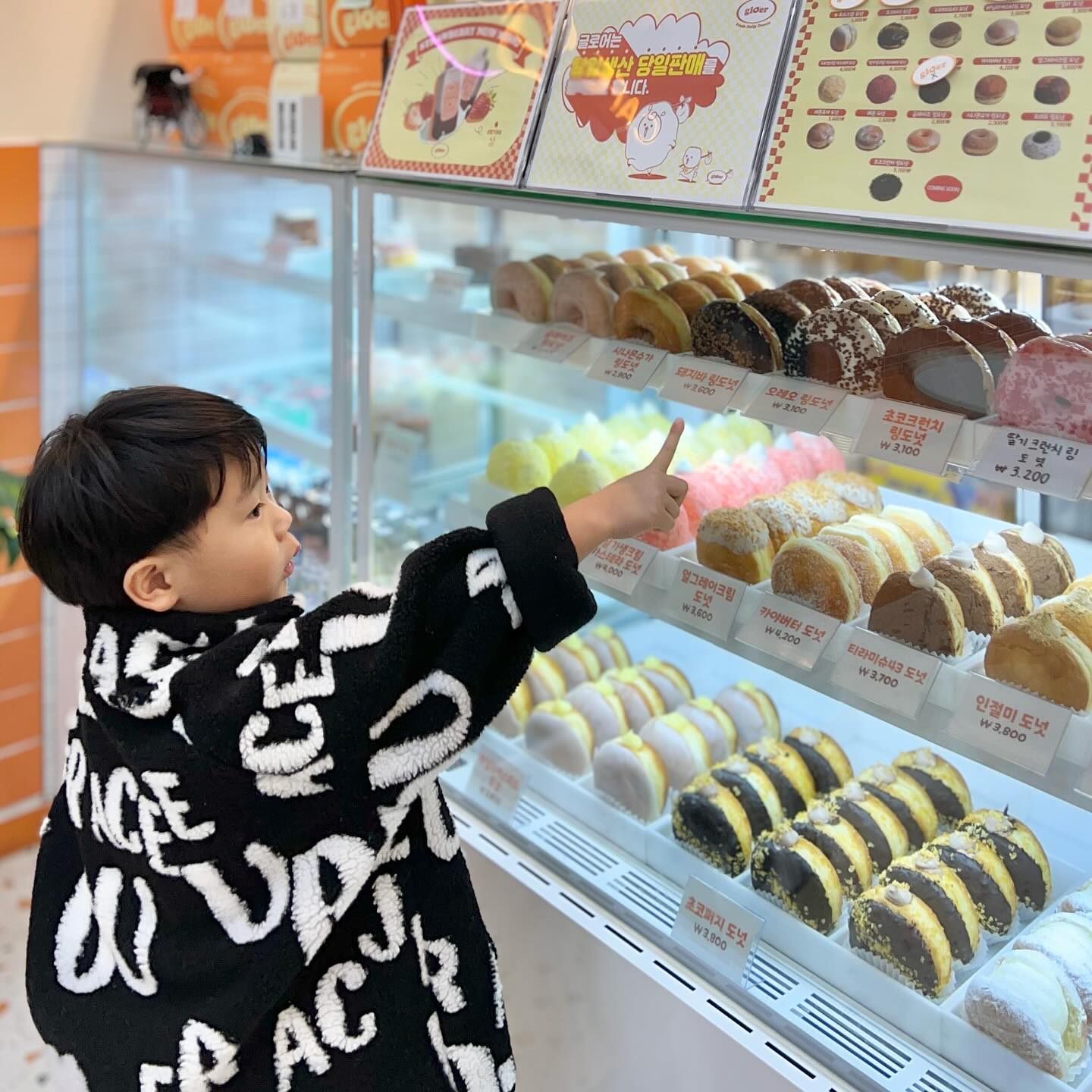 안산 도넛 맛집 찾았다ᴉ🍩
gloerdonut gloer_choji 

글로어 초지역점,
주말 쭌이랑 카페 데이트 성공적 ◡̈ 

도넛 안에 흘러 넘칠 정도로
필링이 꽉꽉 채워져있어
둘 다 두개씩 흡입! 짱짱 맛도리..🫶🏻

#안산가볼만한곳 #안산도넛 #안산디저트
#안산노티드 #도넛맛집 #안산카페추천 #글로어도넛 
#아이간식 #집들이선물 #홈파티선물