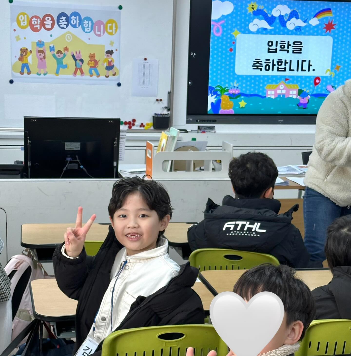 ✨ 드디어 입학 ✨
.
내가 졸업한 학교에 내 아들이 입학이라니....🥹💖
앞뒤옆자리 모두 같은 얼집친구라 행복한 김리한을 두고 돌아오는 발걸음이 가벼웠당.....💖
벌써 내 어깨까지 큰 김리한 ㅜㅜ 뭉클햐.....🥹
울애기 화이팅이야 💖💖💖
.
.
#입학식 #초딩 #초딩맘