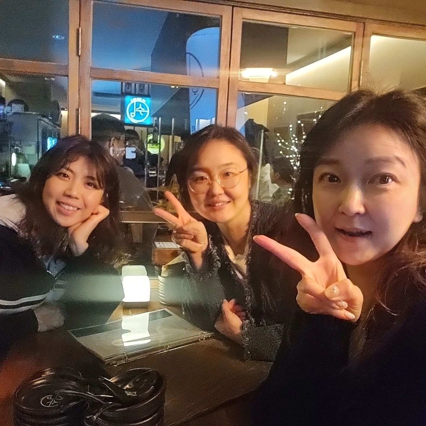 #240323 #동탄방문 #고딩동창 #27년지기 #여고동창생 #제천여고 #또놀러와
.
27년지기 여고동창생♡
만나면 수다 떠느라 바쁜 우리 셋.
애 셋, 애 셋, 애 하나 엄마가된 철없던 여고동창생들 ㅎㅎ
자주 보자꾸나 친구들아~~
.
.
#아줌마셋 #HOT팬 #그땐그랬지 #수다타임 #힐링타임
