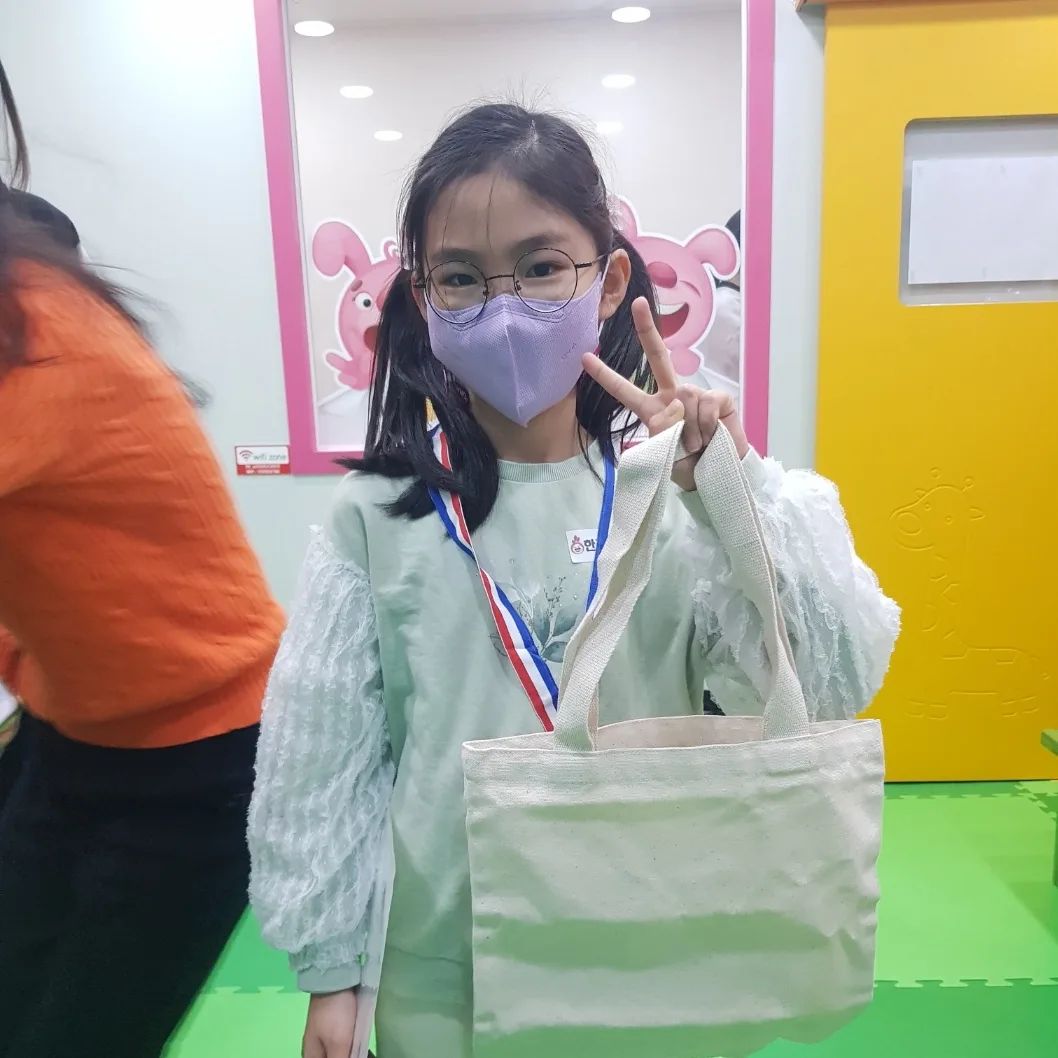 50일 리딩미션이 무사히 끝났어요~
우리 본원초대 못받더라도
아이들 고생했고, 엄마들도 수고했으니
우리끼리 자축~~
초고로 좋았다는 아이들.
자주 만나니까 친해지고 서로 궁금해하는 아이들.
준비하면서 힘들지만 아이들 모습보면 행복하네요~
아마 본원 원장님과 선생님들도 이런마음이시지 않을까 싶어요.

느낄 수 있어서 더 감사한 하루였네요~

#퍼플아카데미 
#퍼플맘의스마트육아 
#서울동부
#함께하는지역방
#함께하니힘이나요
#서울동부마켓데이