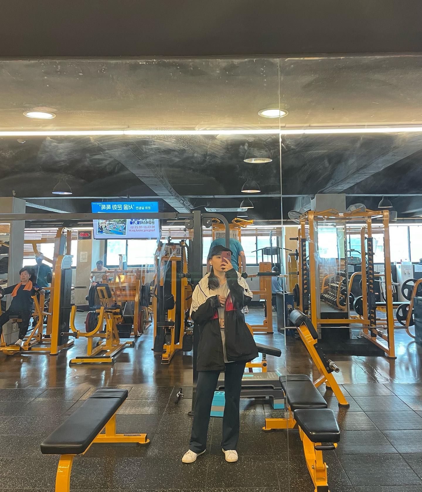 오늘은 무분할 
다들 화요팅 하고 계신가요? 요즘 유산소 곁들여서 하고있는데
날이 선선해졌는데도 더워죽어요 ㅋㅋㅋ🤣
갑자기 궁금한거! 다들 운동할때 무슨 노래 들으시나요? 
클래식 듣는 사람 나야나… 신나는 음악도 좋은데 클래식 들으면서 하면 마음의 평화😌