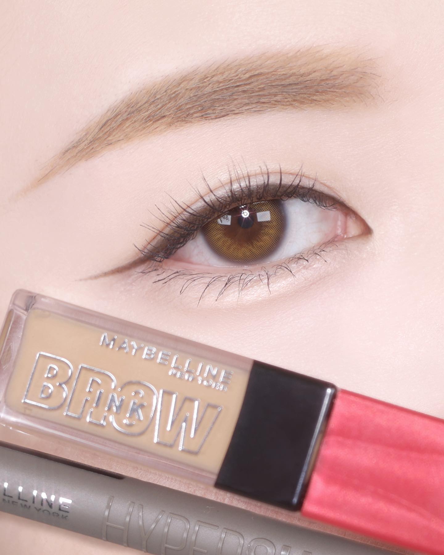 #광고 maybelline 
#메이블린뉴욕 이 제안하는 #뮤트시크 메이크업! 

먼저 3D 브로우 젤 마스카라로 헤어컬러와 브로우 컬러를 맞춰줬어요. 저는 밝은 탈색모라 크림토피를 사용함!
눈썹에 컬러를 입혀주면서 결을 살려주는데 땀과 습기에 강한 멀티프루프 제품이라 여름까지 잘 사용할 것 같구요?👍 최대 3일간 유지된다는데 다가올 페스티벌용 브로우로도 좋을듯!
어플리케이터는 2Way 브러쉬로, 짧은 쪽으로 컬러링 해주고 긴 모로 눈썹 스타일링을 해주면 좋더라구요.

하이퍼 샤프 라이너 미스틱 뮤트 에디션은 블랙 라이너의 답답한 대비감이 부담스러우셨던 분들께 추천해요. 
뮤트하고 부드러운 색감의 라이너로 한층 더 자연스러운 아이메이크업을 연출할 수 있어요.
두 가지 컬러 중 저는 뮤티드 애쉬 컬러로 메이크업 해봤는데 뭔가 더 세련된 느낌이라 마음에 들었슴미다ㅋㅋ

이번에 에이블리에 선런칭 되는 #하이퍼샤프라이너 ! 
4월 22일부터 29일 오전 11시까지 #에이블리 에서 하이퍼 샤프 라이너를 구입하시면 최대 36% 할인을 받을 수 있고 리무버 20ml 2개가 증정된다고 해요. 내추럴하고 섬세한 뮤트 시크 메이크업을 해보고 싶으시다면 이번 기회에 구입해보세요🥰

.
.
#뮤트메이크업 #3d브로우젤마스카라 #긱시크 #아이메이크업 #뮤트라이너 #아이라이너 #브로우마스카라