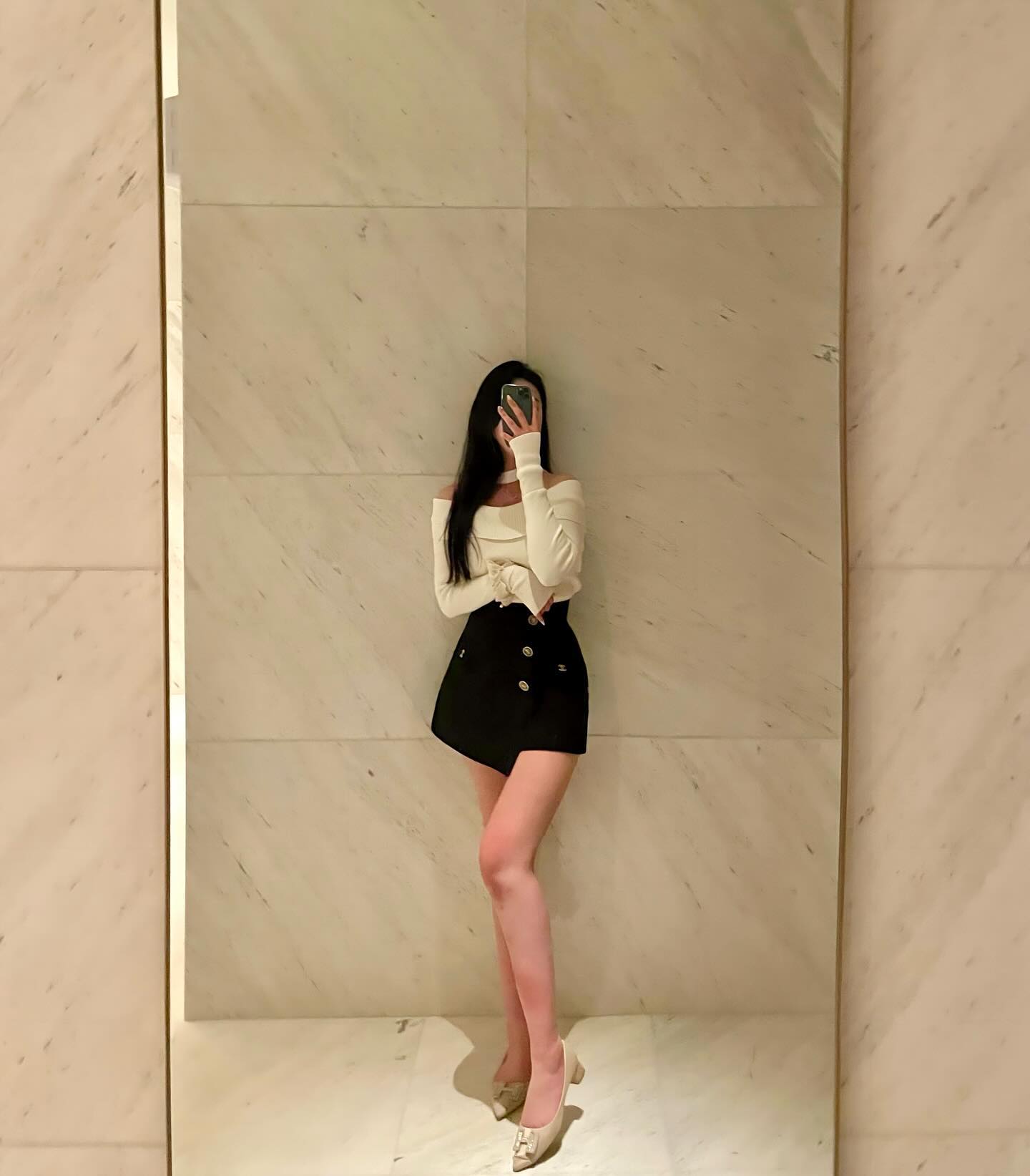 혼자던 아니던 간간히 호캉스 조아하는 이유,,가 유일하게 노트북삶에서 떨어져서 날 위한 시간을 보낼 수 있단거🫠🍯…무드도 예쁘구 ✨
#호텔나루 #출장 #거울샷 #호텔수영장 
.