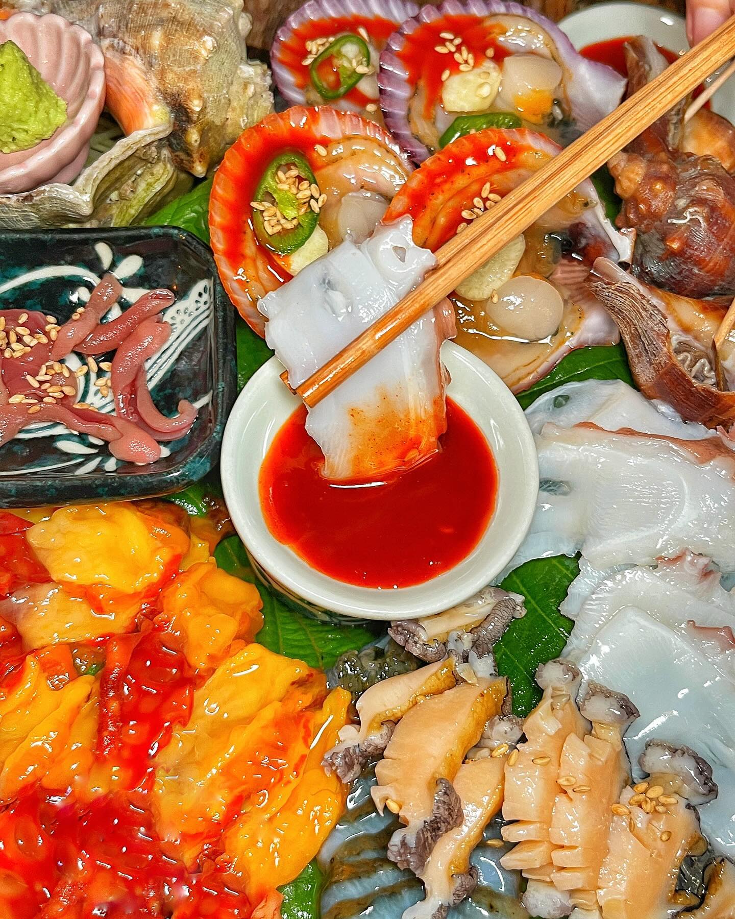 #연주방 #송파구 
ㅡ
바닷가의 신선함이 느껴지는
송리단길 해산물포차 연주방🐙

#모듬해산물 비쥬얼부터 백점만점 💯💯🔥
당일 배송된 싱싱한 제철 해산물이라
비린맛 1도 없이 탱글탱글 쫄깃쫄깃 〰️ 🩵💙
시그니처 마늘장에 푹 찍어 먹으면 맛도리 ˃̵͈̑ᴗ˂̵͈̑ 

모듬 해산물 중 사이즈와 가리비찜 먹었는데
양도 은근 많아서 착한 가격에 배부르게 먹었당

아늑하고 빈티지한 레트로갬성이라 분위기도 좋구
다양한 술에 와인까지 있어서 더 조아💛

살아있는 낙지가 통째로 들어가는 불낙지전골과
막회, 우니단새우, 낙지명란비빔밥도 인기메뉴
본점은 연남동에 있으니 가까운 곳으로 방문 추천✨✨

📍 서울 송파구 백제고분로45길 22-17
⏰ 17:00 - 24:00 
ㅡ
#협찬 #송리단길 #송리단길맛집 #송리단길핫플 #송리단길술집 #해산물 #회 #해산물파티 #해산물포차 #잠실 #방이동먹자골목