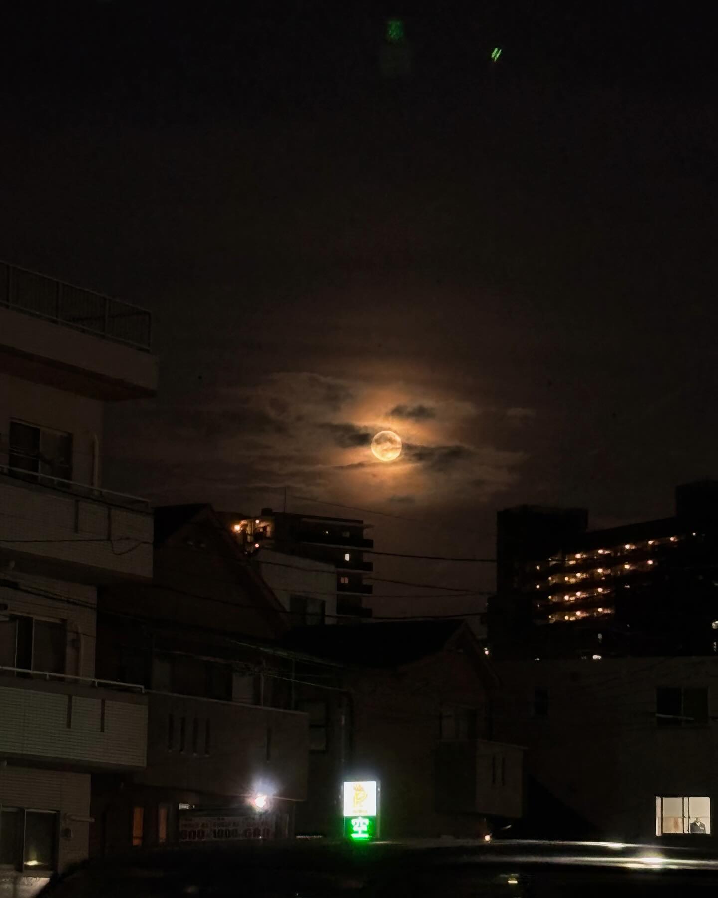 멍 때리고 바라본 달