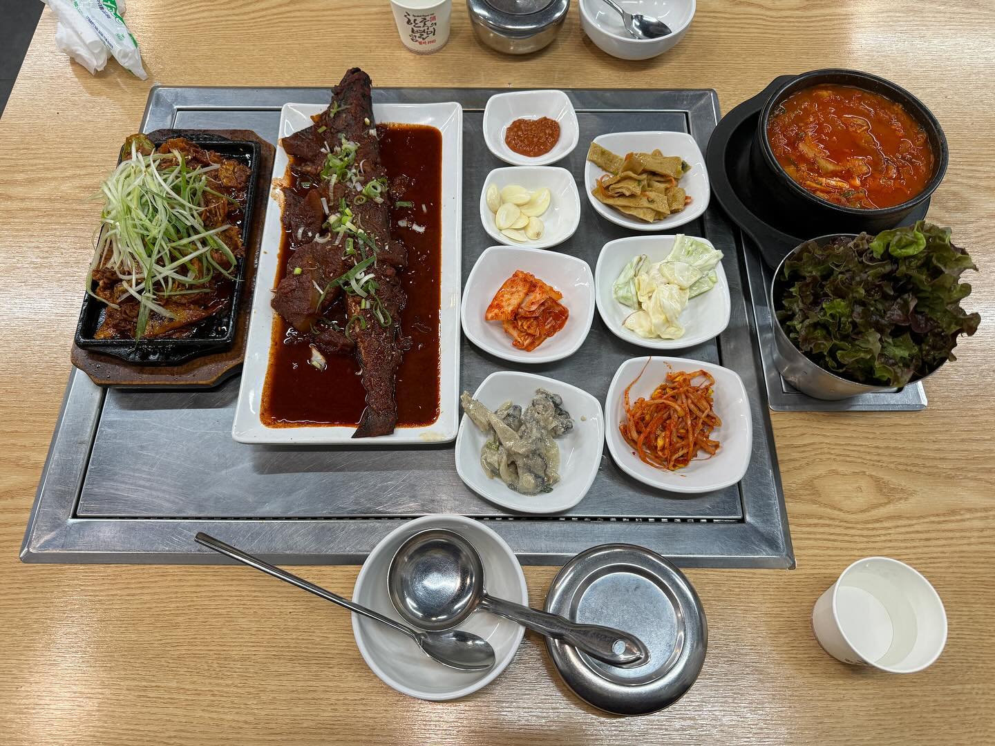 #❤️ .
당분간 엄마 안봐도 되겠다🍽️

🍚전주식당🍚
 📍서울 노원구 화랑로 449-8 101호 전주식당
 ⏰월~토 11:00~21:30 (21:00 라스트오더)
 📞0507-1484-1272
 ✔️무선 인터넷, 단체 이용 가능, 예약, 포장, 주차

📋MENU📋
 돌판 직화 제육볶음 10,000₩
 왕코다리찜 11,000₩
 돼지고기 김치찌개 8,000₩

 몸이 허하다고 느껴질 때면 문득문득 엄마밥이 그립다.
 직접 요리를 해먹는 편이라 열심히 집밥을 하면 엄마밥 느낌이 나긴 하지만, 역시 요리는 남이 해주는게 제일 맛있다.

 주변에서 가장 집밥다운 밥을 먹을 수 있는 맛집을 찾다가 알게된 전주식당!
 실제로 엄마의 고향이 전주인지라, '전주식당'이라는 이름에서부터 정감이 갔다.

 메뉴가 딱 밥도둑 + 소주안주 느낌이라 둘이 갔지만 3개 메뉴 주문!
 이 동네 어떤 집밥보다 가성비도 좋고 정말 집밥st 맛집이라 행복한 식사를 할 수 있었다.
.
.
.
.
.
#노원맛집 #공릉맛집 #노원백반 #공릉백반 #공릉기사식당 #공릉제육볶음 #공릉제육맛집 #태릉입구역맛집 #태릉입구맛집 #전주식당 #태릉맛집 #태릉선수촌맛집 #공릉동맛집 #공릉코다리찜 #코다리찜맛집 #제육맛집 #기사식당추천 #서울기사식당 #태릉입구집밥 #자취생집밥 #먹스타 #맛스타그램 #맛집스타그램 #사진 #먹팔 #먹팔맞팔 #공릉집밥 #🍽️ 

#ezc_맛집_한식