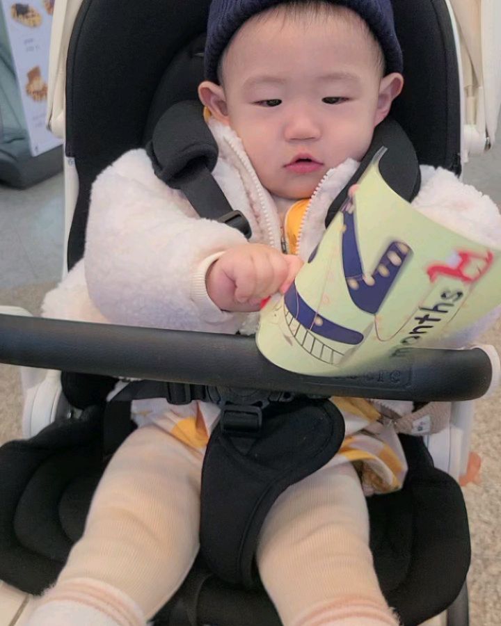 에휴휴🤣🤣 시작했으니 끝은 봐야지😂
찍은지 좀 된 성장카드 마지막 12개월 사진ㅋㅋ
찍기 힘들다힘들엉ㅎㅎ
그래도 유종의 미를 거두었다..🫣😂?

가만히 있질 않으니 유모차에 태워서 찍은 마지막 성장카드ㅎㅎ결국 구겨지면서 바이바이..🥹👋👋
그동안 고마웠당..

지금은 벌써 13개월이 다 되었네
다들 돌 이후부터 힘들다하는데 나는
신생아때부터 매운맛 아기여서 난 돌이된 지금이
육아가 더 나은듯한 느낌🤭
앞으로도 잘지내보쟈😍

#돌아기 #12개월 #킨즈유모차 #킨즈유모카 #휴대용유모차 #절충형유모차 #기내반입유모차 #초경량유모차 #출산준비물 #유모차추천 #휴대용유모차추천 #킨즈 #육아템 #육아필수템 #육아는장비빨