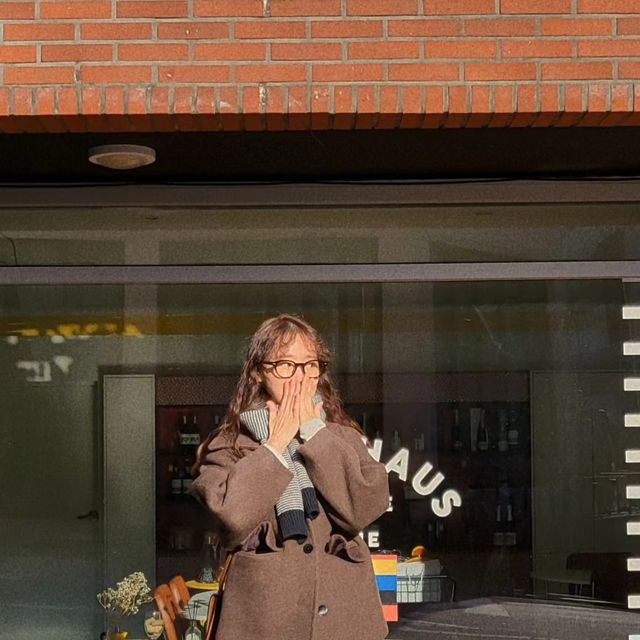 늘봄여행사 on Instagram: "#광고 아니 오늘 햇살 무슨일이에요🌞 주말부터 날이 조금 풀려서 기분 좋은 요즘 :-) 더 추워지기 전에 #마른파이브 코튼 니삭스로 코디해봤는데 요거요거 엄청 편