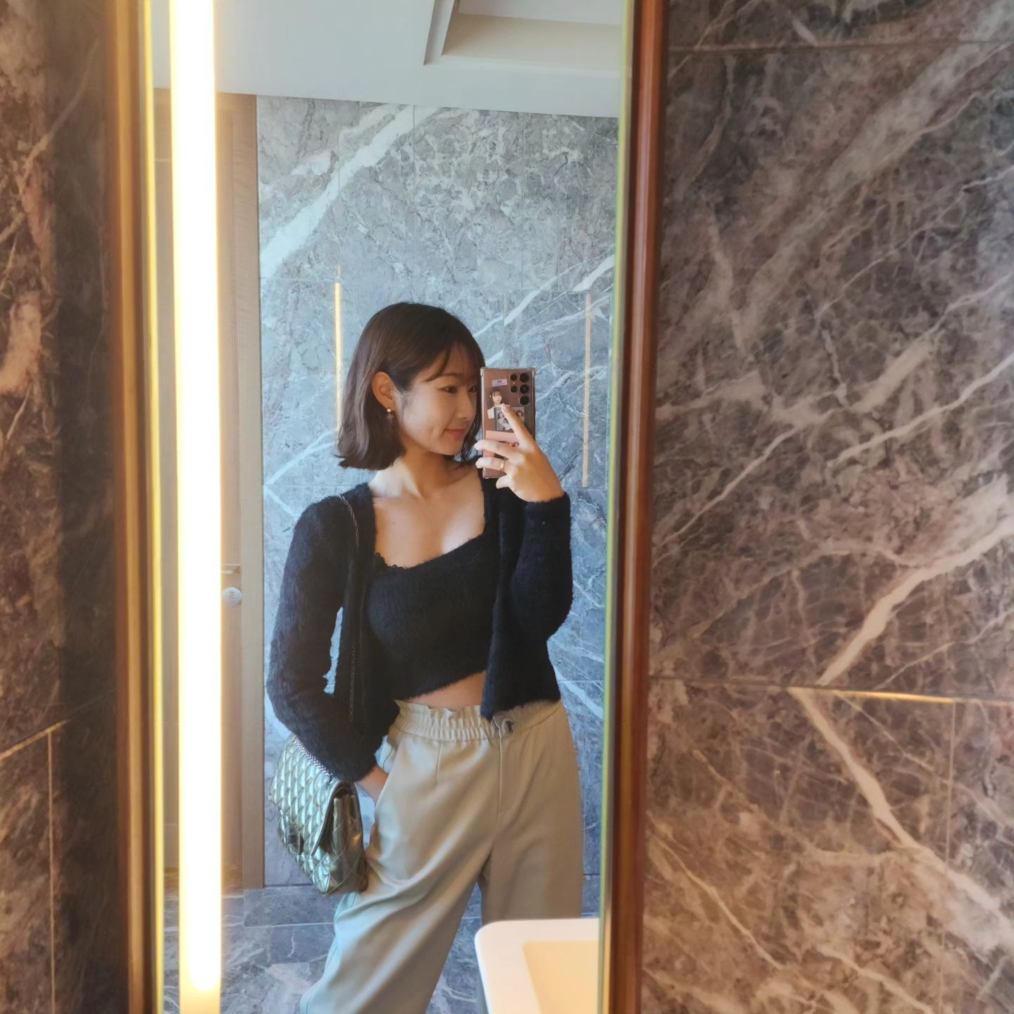 #일상룩 어제, 쉬고싶어서 오전반차 쓰고 혼자만의 여유🖤

#일상그램 #일상소통 #ootd #ootdfashion #daily #dailylook #수요일 #일상룩 #일상룩코디