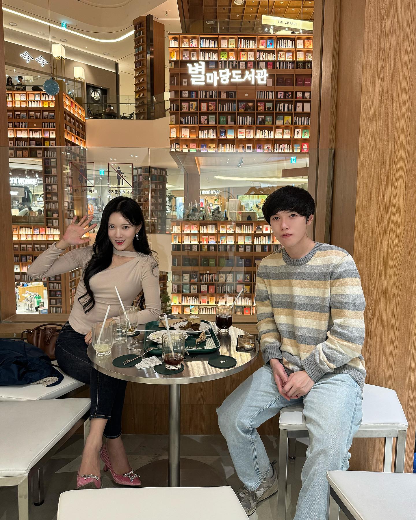쌍둥이 남매(실제론 5살 차이👩🏻👶🏻)🩷
막내는 나이가 들어도, 결혼을 해도, 그저 아가로 보이네
속 한번 썩인 적 없는 참 착하고 든든한 아들!

#정남매