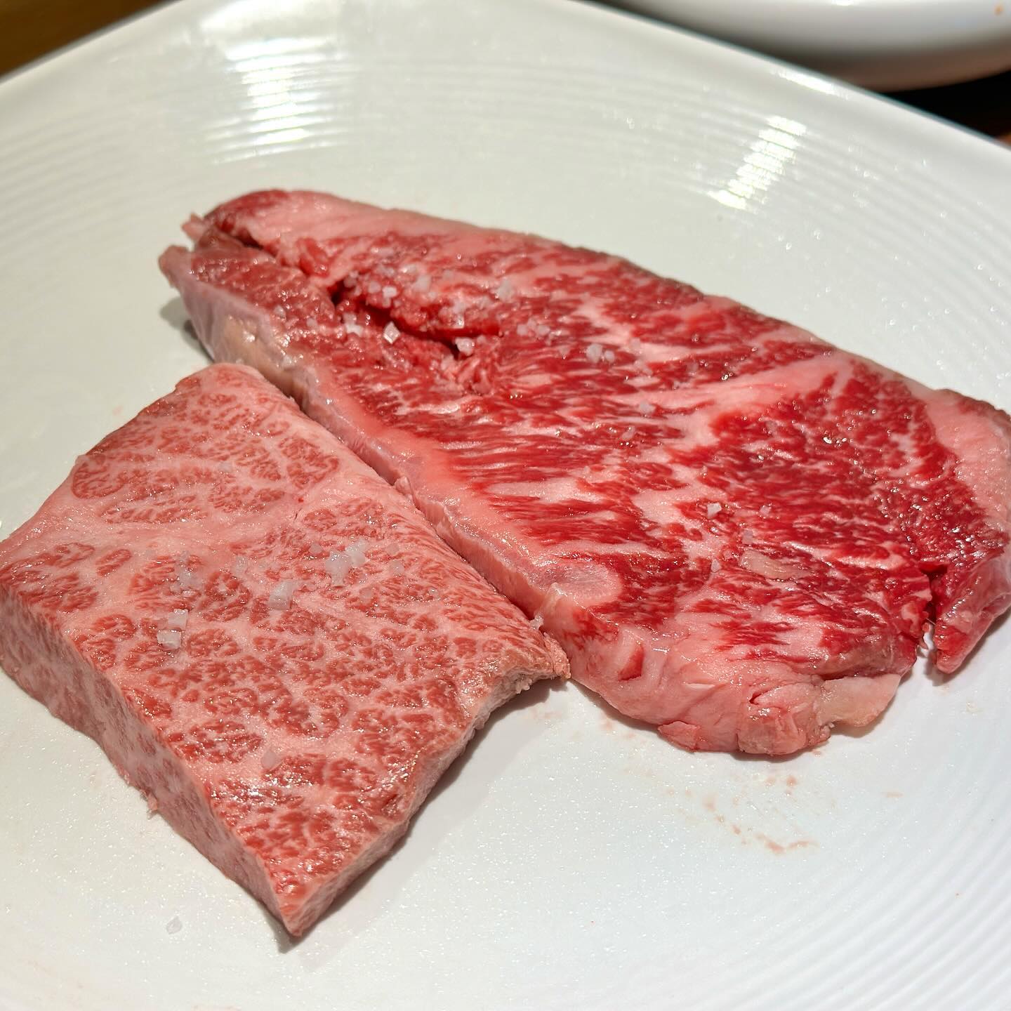 #협찬 
 
한판등심 수내에 다녀왔어요! 오픈 한지 얼마 안된 따끈따끈한 신상 수내역 맛집인데요 대한민국 공식 기능장이 엄선한 한우 생등심으로 1°C 500시간에 5시간 더  저온 숙성시켜 맛있게 즐길수가 있는 곳이에요 질 좋은 한우를 이렇게 합리적인 가격에 만나볼수 있다니~ 😄
 
무형문화재 주물장 전수자가 만든 5mm 두께의 무쇠판에 한우 생등심을 올려 맛있게 구워주시는데요 
육즙 가득 고소하고 맛있는 숙성 한우의 진수를 맛볼수가 있어요🤤🤤

천일염과 신동진쌀, 100% 국내산 채소와 재래된장으로 만든 다채롭고 푸짐한 찬과 함께 추운날씨와 어울리는 잔치국수 그리고 최상급 本갈비로 육수를 우려낸 진한 국물과 넘쳐나는 갈비와 살코기가 푸짐한 本갈비탕 까지 아주 야무지게 먹고 왔답니다😋

한판등심 sfg_story.official
-주소 : 경기 성남시 분당구 백현로101번길 21
-전화번호 : 02-6207-0802
-운영시간 : 11:30~22:00

 
#수내역맛집 #수내맛집 #분당맛집 #성남맛집 #수내동맛집 #분당한우 #수내소고기#수내한우 #분당소고기 #성남소고기 #성남한우 #SFG #SFG한판등심 #한판등심 #모임장소추천 #맛집추천 #회식장소 #회식장소추천 #소고기맛집 #한우맛집 #수내가볼만한곳