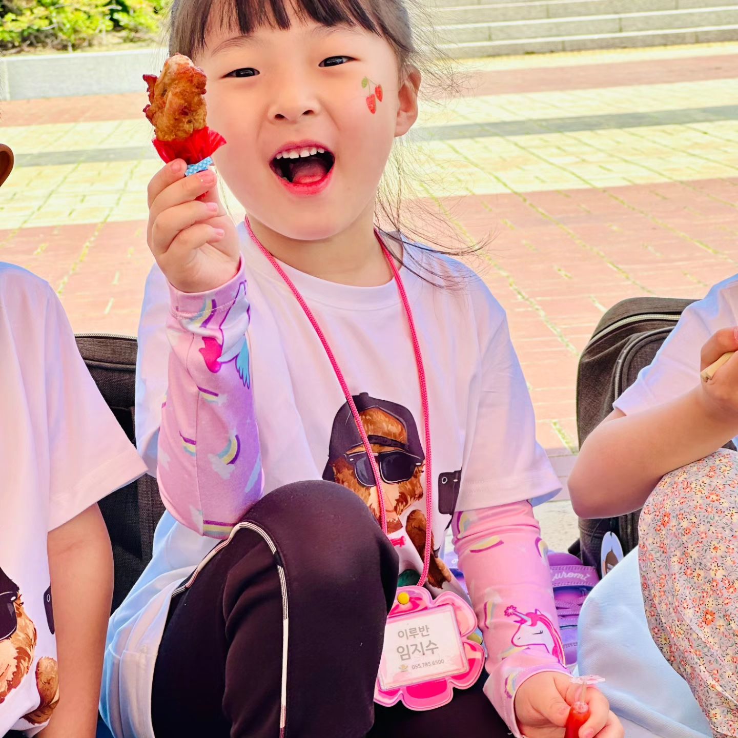 7살 첫소풍♡ 울산까지 다녀오니라 고생많았으 우리딸~♡
사진보이 신나게 잘 놀았네^^ 이쁜 사진 많이 찍어준 우리담임선생님께 감사드립니다 ㅋㅋinniiiiiiiiiii 

#7살딸 #소풍 #유치원생활 #딸스타그램 #보물 #내사랑 #맘스타그램 #사랑해 #육아스타그램 #육아소통 #육아맘 #헬육아 #독박육아 #행복한시간 #하나뿐인내딸 #내새끼 #소중해 #도치맘