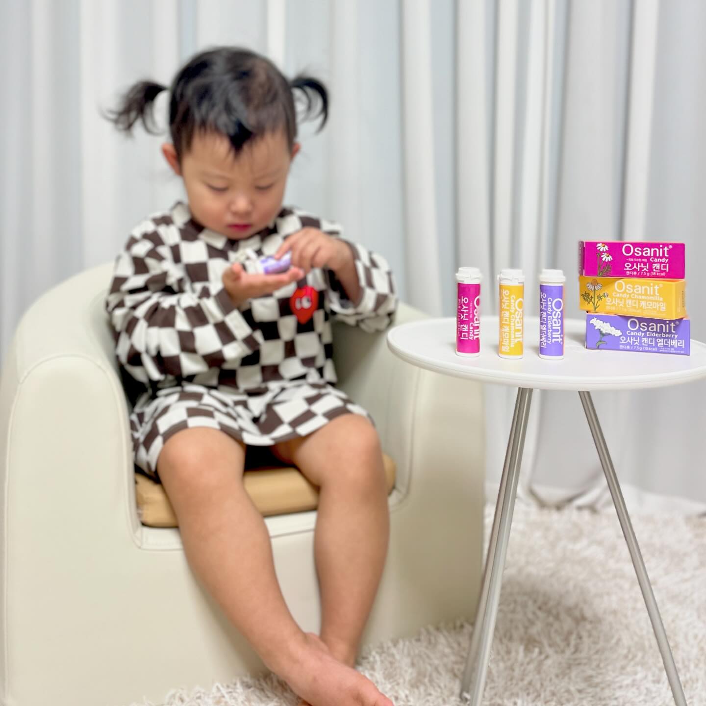#협찬

아이 이가 나오는 시기 육아 난이도 헬인거 아시죠?
잇몸이 아파서 찡찡거릴 때
오사닛 캔디로 달래줘요🍬
쿨링효과가 좋은 제품이라 원더윅스에도 좋다고 하죠;)

‘오리지날‘.’ 캐모마일‘, ’엘더베리‘ 3가지 종류가 있고
캐모마일 및 엘더베리 제품에는 자연유래 성분이 쏙~💕
오사닛 캔디는 무향 당0%의 무설탕에
직경 1.5mm의 아주 작은 알갱이로 
목에 넘어가도 안전하답니다 ㅎㅎ
2~3분 후면  완전히 입안에서 녹아
아가들도 쉽게 먹을 수 있답니당😋
울 연서도 엄청 좋아해요 ㅋㅋ

4개월이면 유치가 나기 시작하는 시기이기에
’아기백일선물‘로 좋은 제품이랍니다:)
잘 자던 아이가 자주 울면서 깰 때, 
이유 없는 잦은 보챌 때,
음식을 거부하거나 먹는 양이 확 줄었을 때,
입술을 자주 오물거리고 침을 많이 흘릴 때 
오사닛캔디가 도움이 될 수 있어요🙂

온라인으로는 쿠팡 로켓배송으로 구매가능하며
네이버 쇼핑검색 시 [공식] 수입처에서 판매하고 있으니
믿고 구매해보세요🙌🏻🙌🏻

#오사닛 #오사닛캔디 #원더윅스 #치발기 #아기백일선물