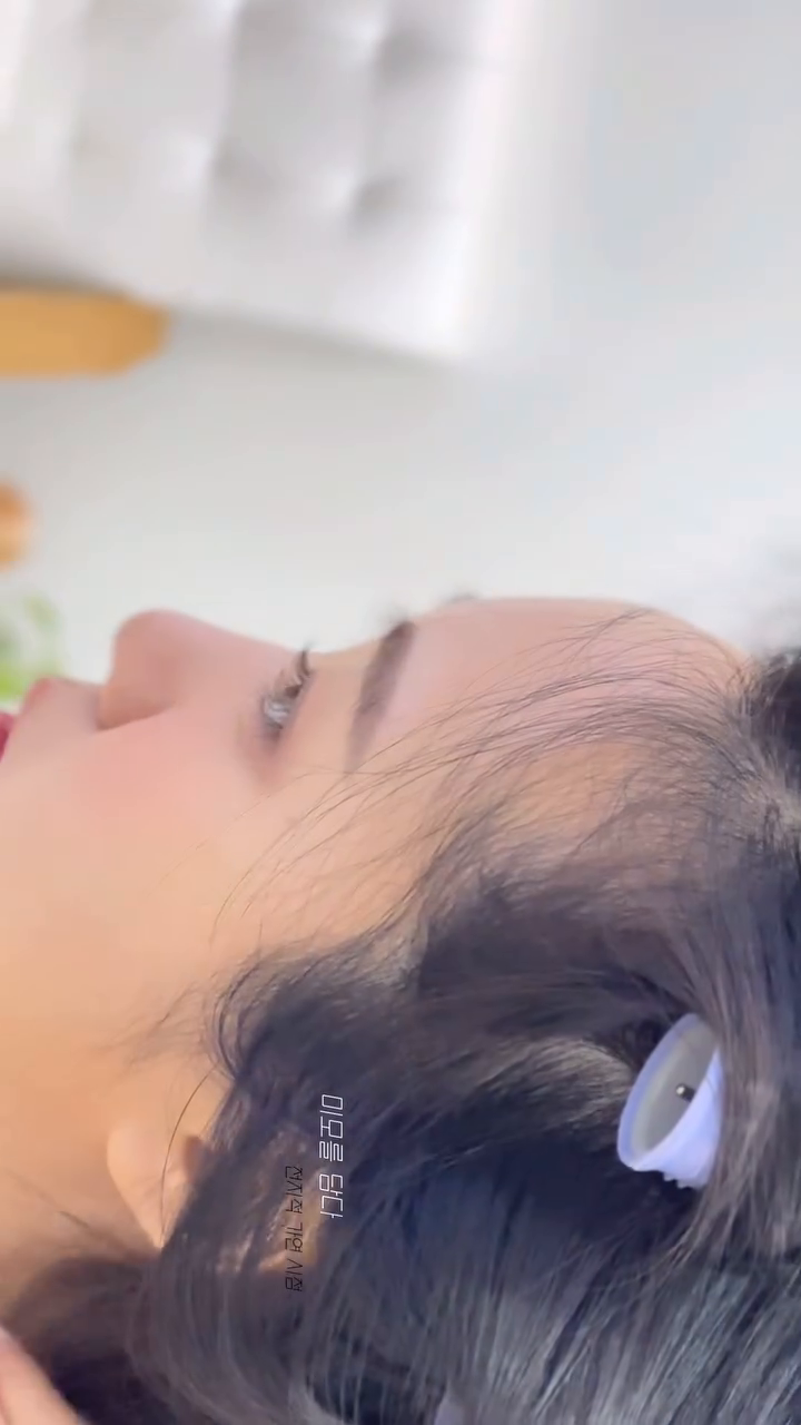 오늘 4시 촬영 손님을 !! 
‘미모를 담다’샵에 나들이 왔다가 뵙게 되가지구
기다렸다가 같이 가려고 옆에서 대기 중인데
진짜 너무 예쁘시네요 ...🌸🌸🌸🌸🌸🌸🤍

#전지적가연시점 #미모를담다 #대전 #대전사진관 #대전스튜디오 #대전메이크업 #대전헤어메이크업 #한복화보 #한복스냅 #한복 #대전한복 #한복대야 #hanbok #makeup