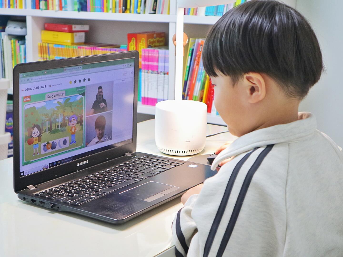 #협찬 #어린이화상영어 
.
몇달동안 첫째 태양이의 VIPKid 화상영어 수업을 해보면서
둘째 별이의 영어교육에도 고민이 많이 되더라구요.
영어유치원을 다니는 친구들은 이미 영어경험이 많을텐데,
그에 비해 영어경험이 적다고 생각이 되어서요,,,,
.
✔북미원어민교사로만 구성
✔미국초등학교 수업을 기반으로 한 자체 커리큘럼
✔전세계 누적학생수 100만명, 교사수 10만명돌파
VIPKid 가 왜 유명한지, 뭐가 좋은지 화상영어수업을 받아보니까
점점 느끼게 되는데요~~~
가장 좋은건 아웃풋!! 스피킹에 꽤 도움이 된다고 생각이 드네요.
이미 영어유치원을 다니는 친구들중에도
VIPKid 화상영어를 많이 한다는데,
저희 둘째도 이제 슬슬 VIPKid를 시작해봐야겠어요!!!🤗
.
홈페이지 가입할때 제 추천인코드 ⭐️4YLR88086⭐️을 입력하시고
무료웰컴수업만 들어도 할인권을 받으실수 있답니다!!!⭐️
.
#유아화상영어 #화상영어추천 #초등영어 #유아영어 #유치원영어 #영어유치원 #브이아이피키드 #VIPKid
