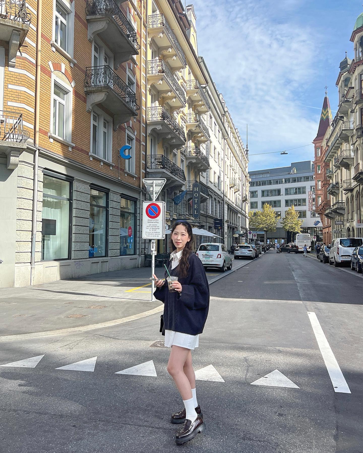 스위스 둘째 날🇨🇭(10월 중순)

다들 두통이 심해서 가볍게 루체른만 산책
카펠교, 무제크성벽, 루체른 호수
카펠교 예뻤다

스위스 별로였단 얘긴 너무 많이 해서 입 아프니까 이만 줄임...
얼른 스위스피드 다 털어버리고 파리 사진 정리하고 싶어🥹
알럽파리🇫🇷
.
.
.
.
.
.
.
.
.
#switzerland #swisstravel #europe #europetravel #스위스 #루체른 #luzern #카펠교 #chapelbridge #withdog #강아지와해외여행 #강아지와유럽여행 #유럽여행 #ootd #좋아요반사 #lfl