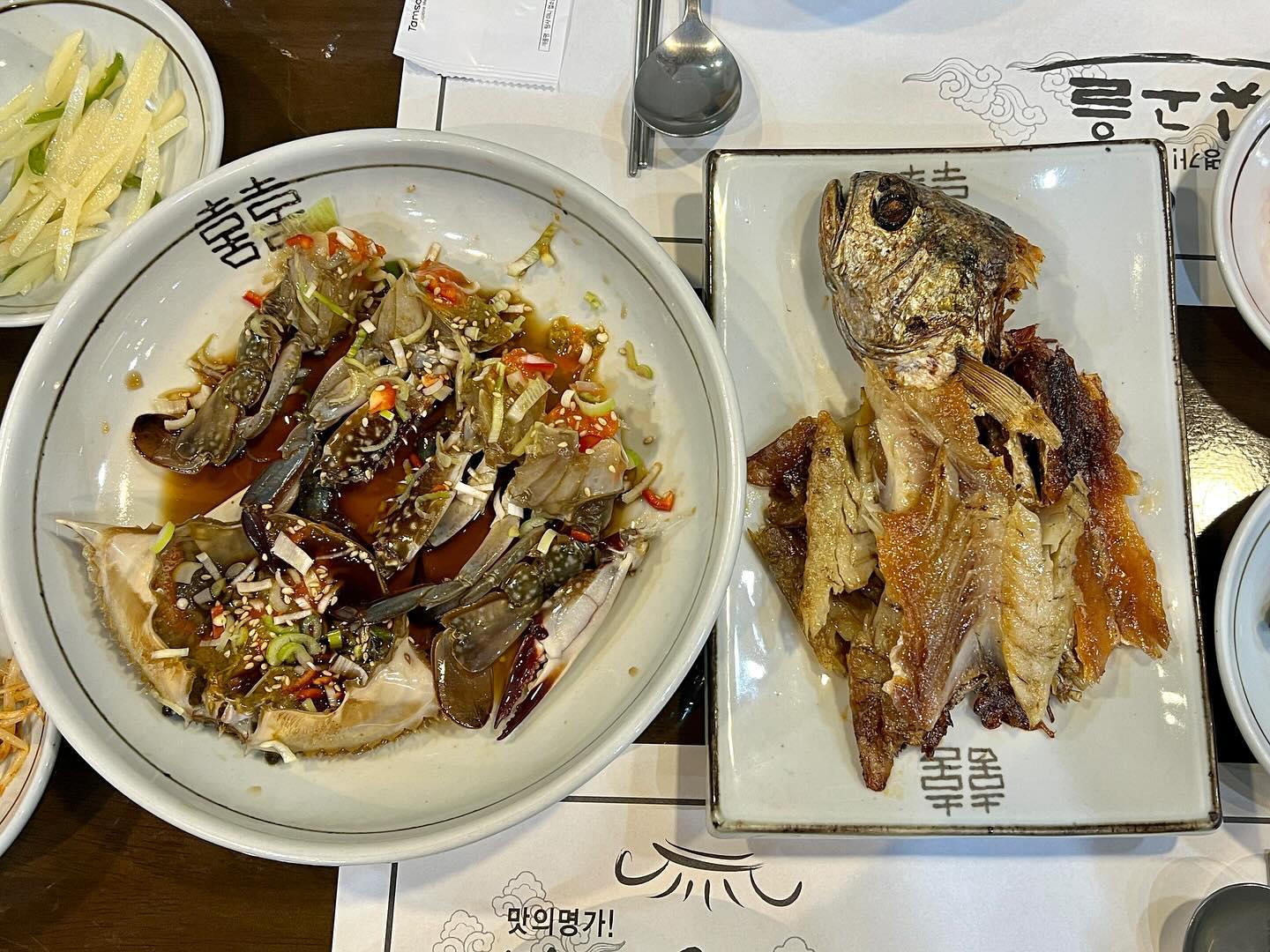 🦀 안산 :: 빛고을

#협찬 이지만 안산게장 찐맛집!!
게장과 보리굴비를 가성비 좋게 먹을 수 있는 식당이 있다고 하여 다녀왔답니다! 빛고을은 사장님께서 코로나 시국에 맞춰 오픈한 매장이라 퀄리티는 높이고, 가격은 낮춘 맛집으로 알려져있어요!
암꽃게 간장게장과 보리굴비정식 외에도 다양한 메뉴를 판매하고 있어서 선택의 폭이 매우 넓어서 좋았구요👍🏻

​🦀
알배기 암꽃게를 사용해서 그런지 꽃게 안에 살도 꽉꽉 차있고, 알도 실하고, 비린맛도 전혀 없어서 정말 맛있었어요 간장도 넘 달거나 짜지않고 깊고 감칠맛이 느껴지는 간장이라 등딱지에 밥 비벼먹에도  딱좋았어요 .

🐟 
보리굴비를 녹차물에 만 밥에 올려 먹으니 살짝 쫄깃하면서도 적당히 부드러운 식감을 느낄 수 있었어요. ​간도 너무 잘되어있고, 살도 두툼해서 밥과 함께먹으니까 더 꿀맛! 
이것만으로도 다른반찬 필요없이 입맛 돋우기에 충분했어요.